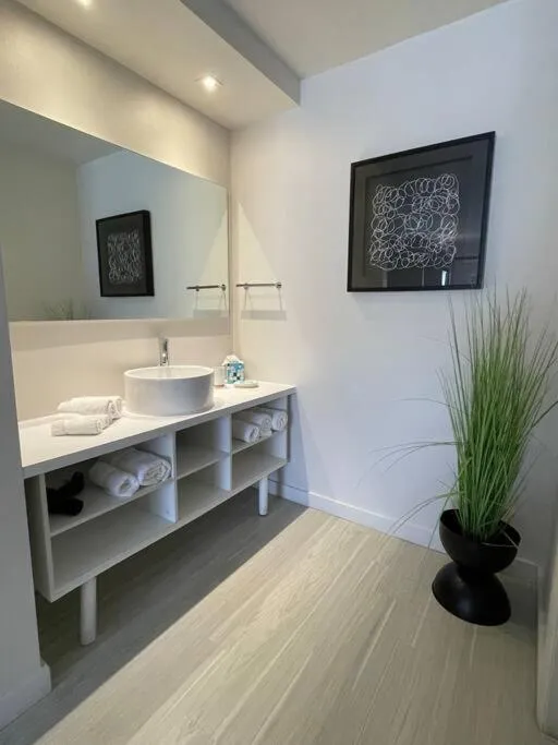 Newly Room in cozy hotel with Super location to the Parks