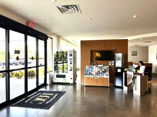 Newly Room in cozy hotel with Super location to the Parks