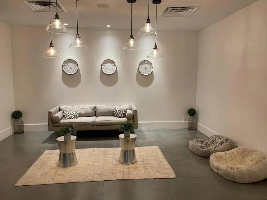 Newly Room in cozy hotel with Super location to the Parks