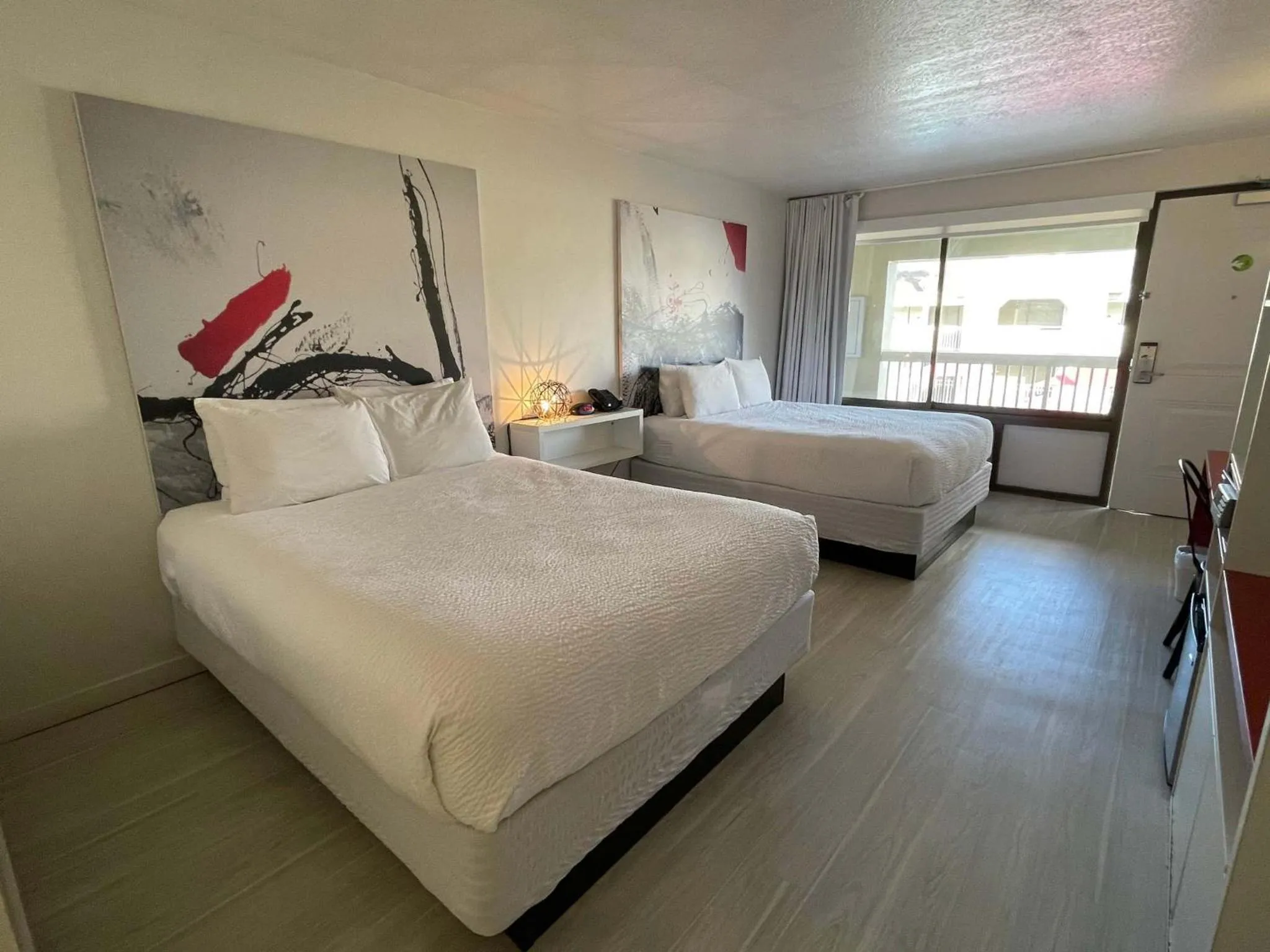 Bed in Newly Room in cozy hotel with Super location to the Parks