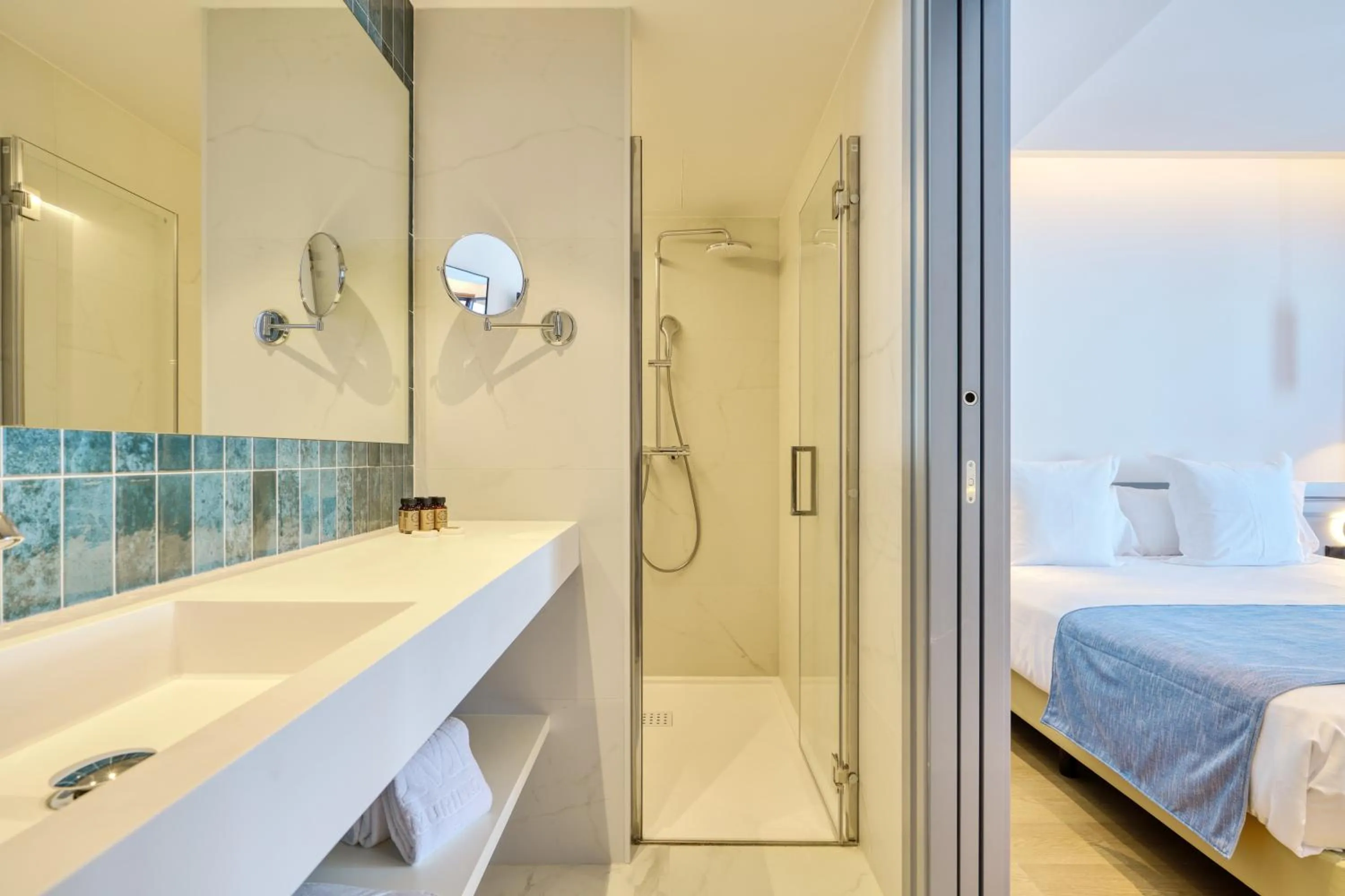 Shower, Bed in Hotel Murillo Reinoso