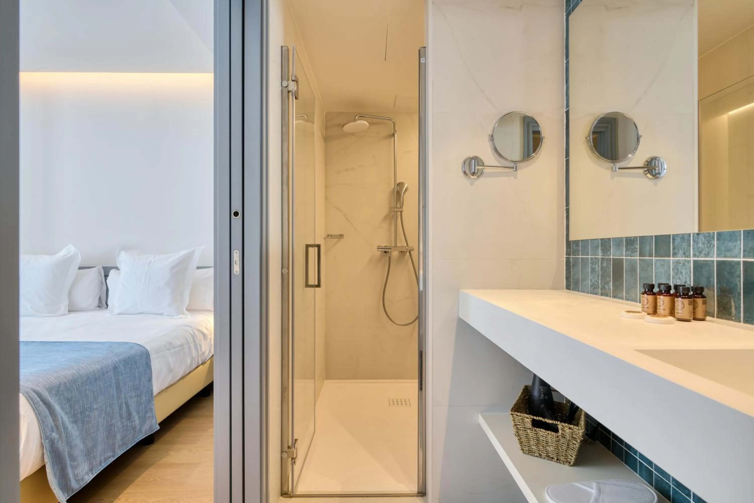 Shower, Bed in Hotel Murillo Reinoso