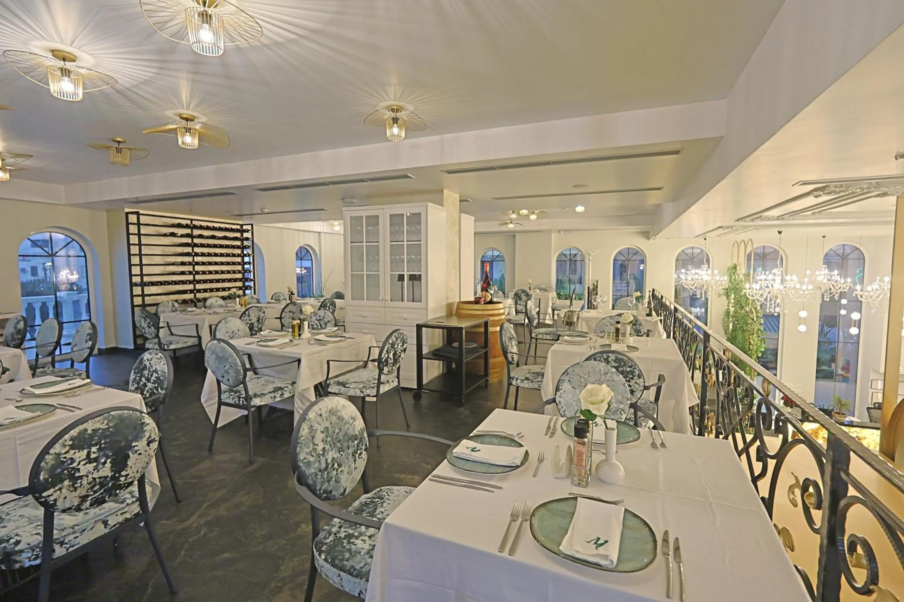 Restaurant/places to eat in Martiness Hotel Durres