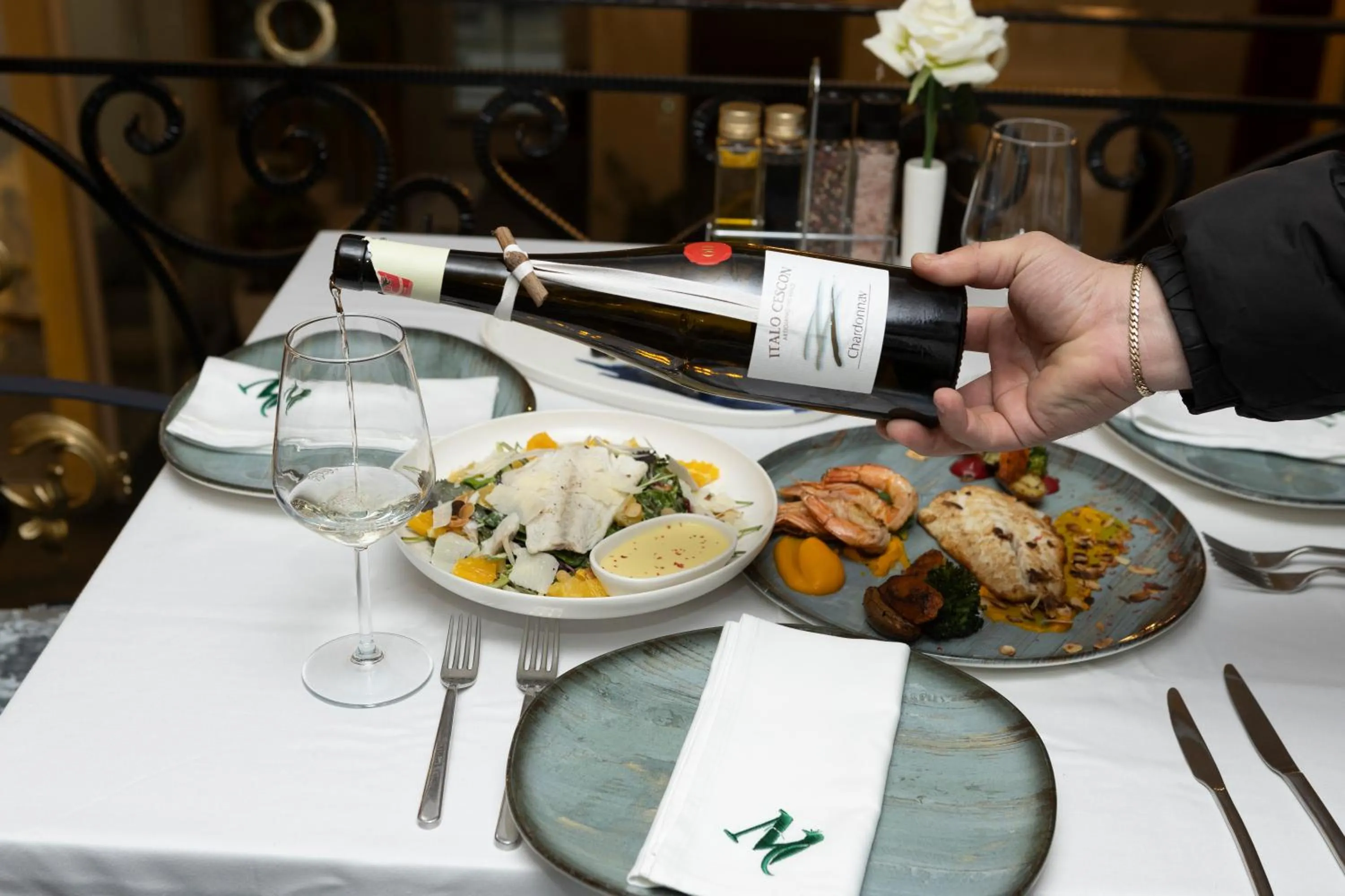 Restaurant/places to eat in Martiness Hotel Durres