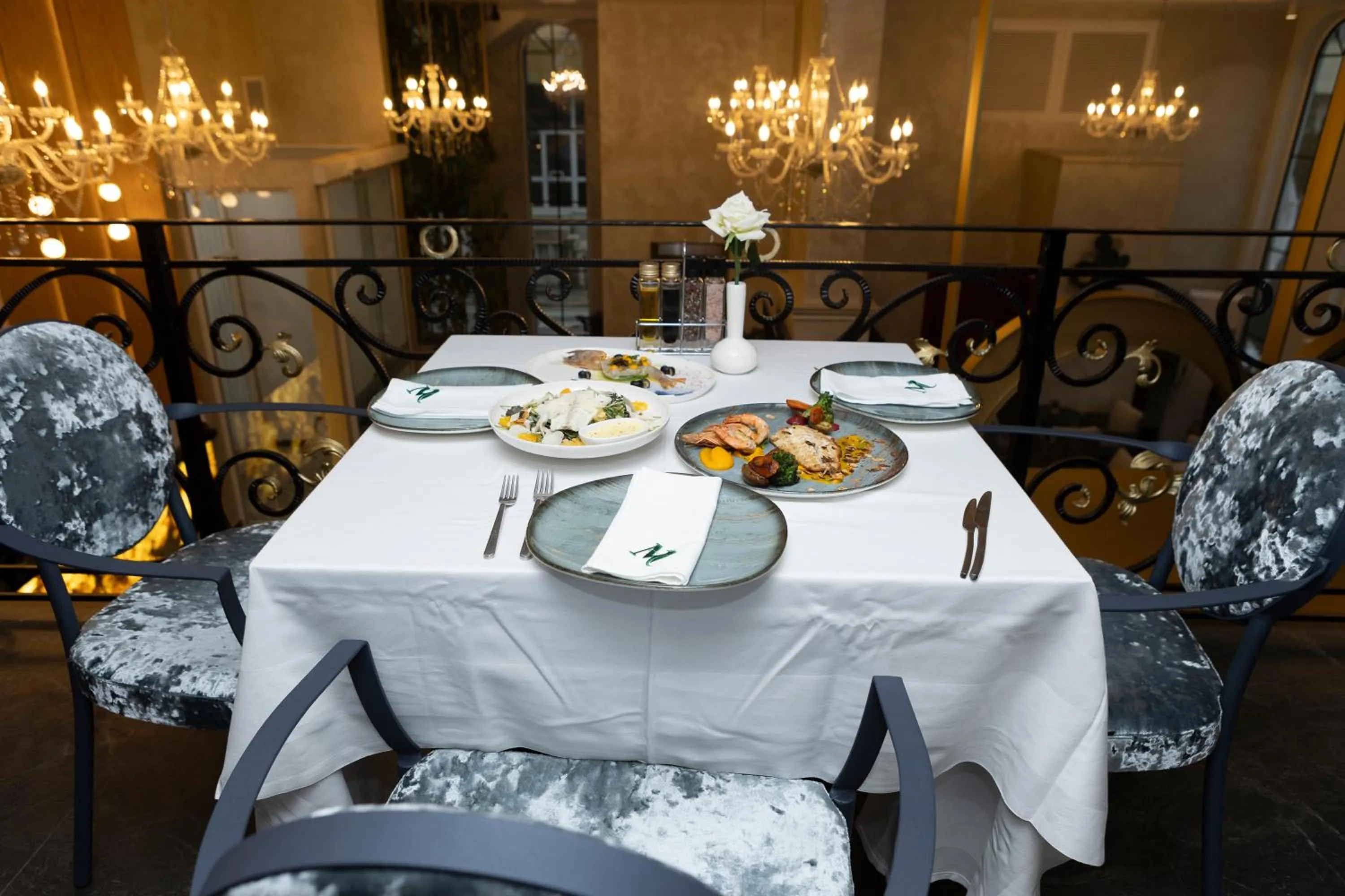 Restaurant/places to eat in Martiness Hotel Durres