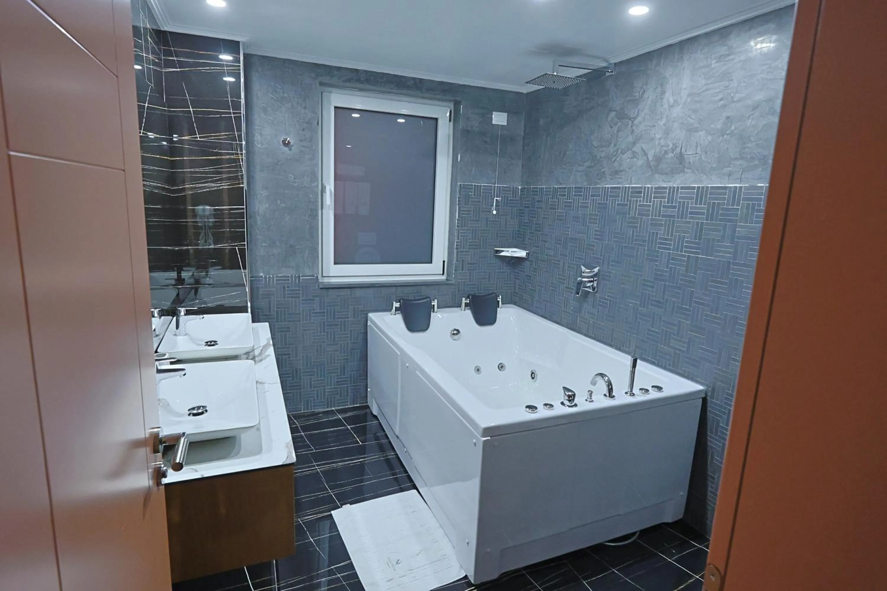 Hot Tub in Martiness Hotel Durres