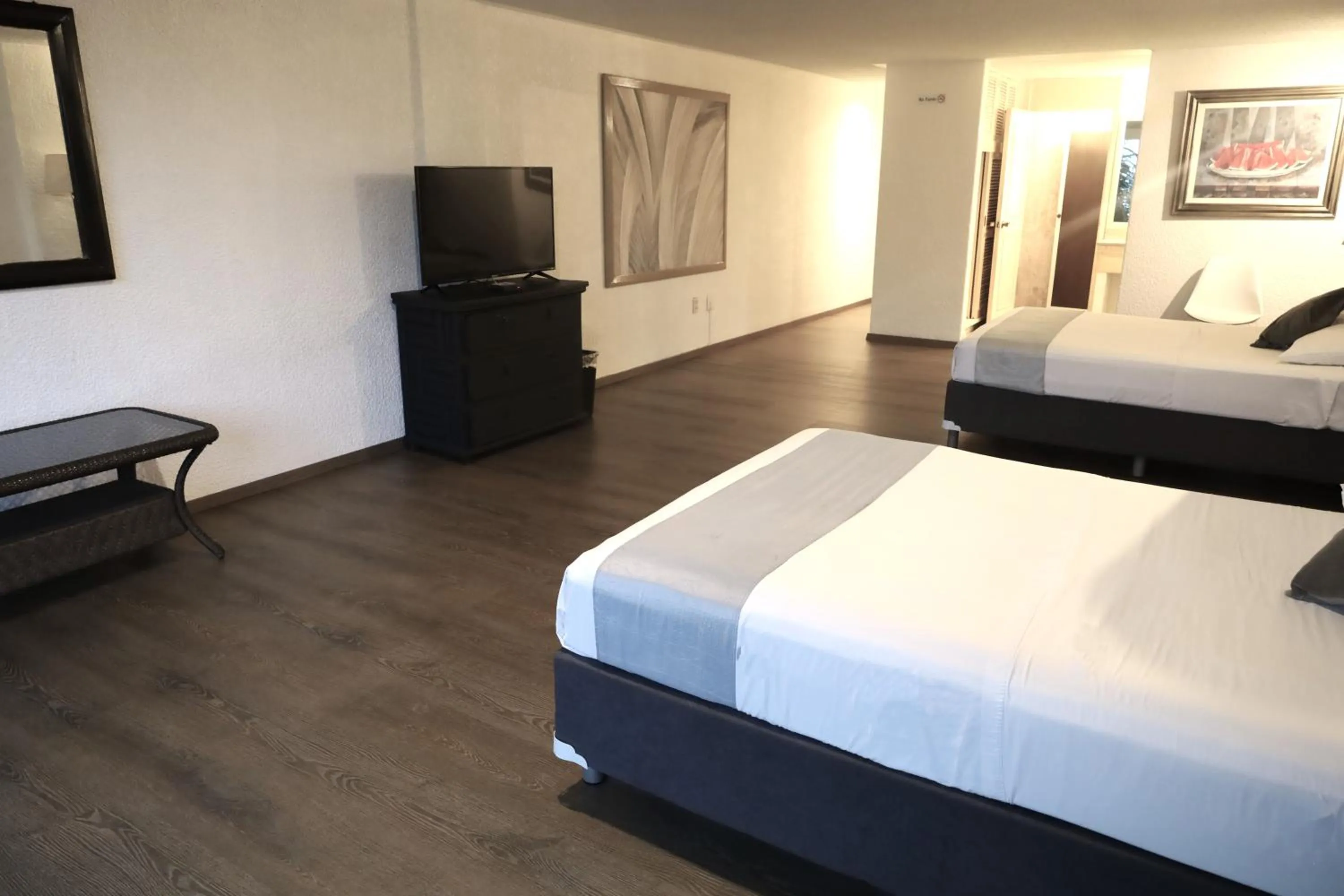 Photo of the whole room, Bed in Hotel Grand Vista Cuernavaca