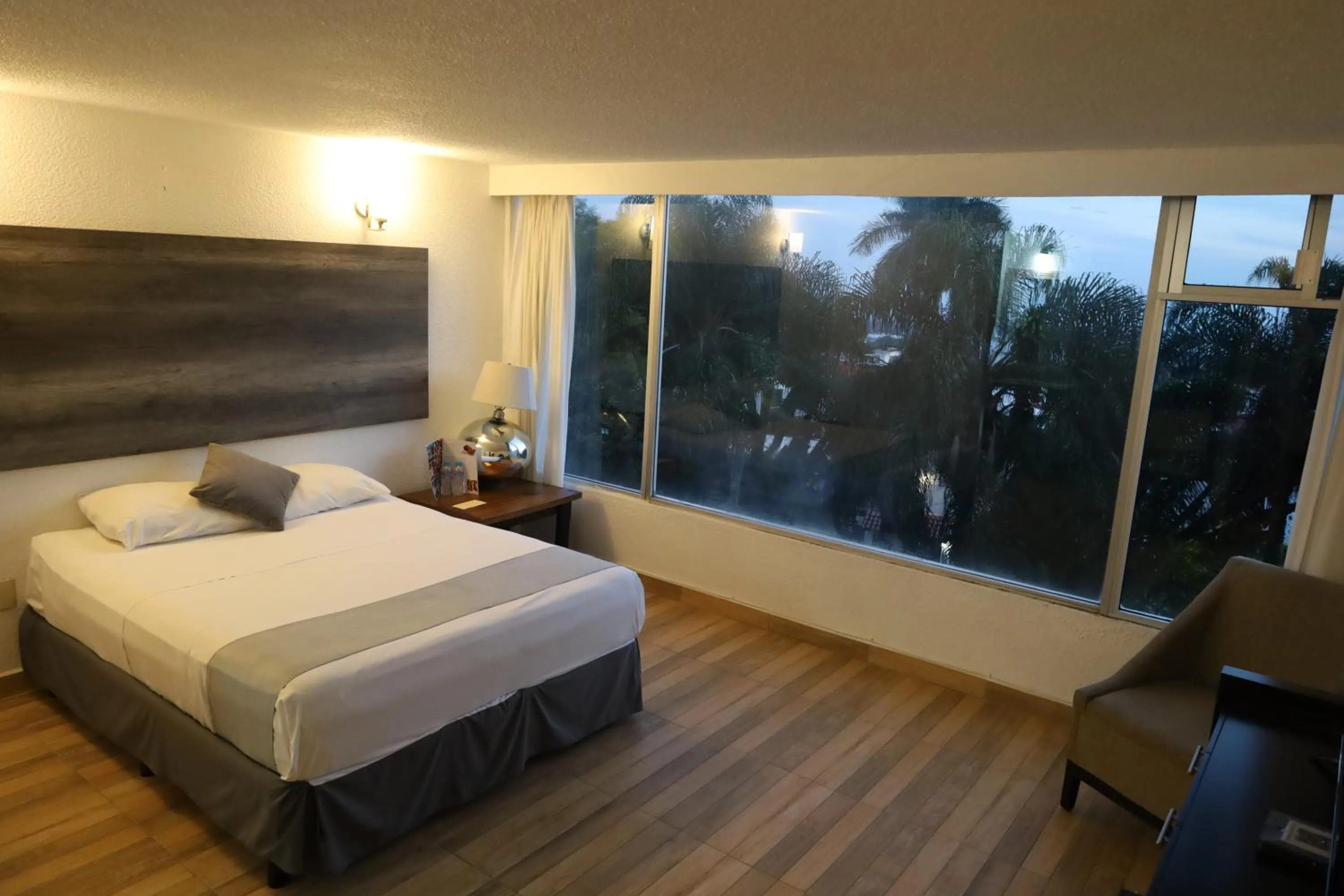 Photo of the whole room, Bed in Hotel Grand Vista Cuernavaca