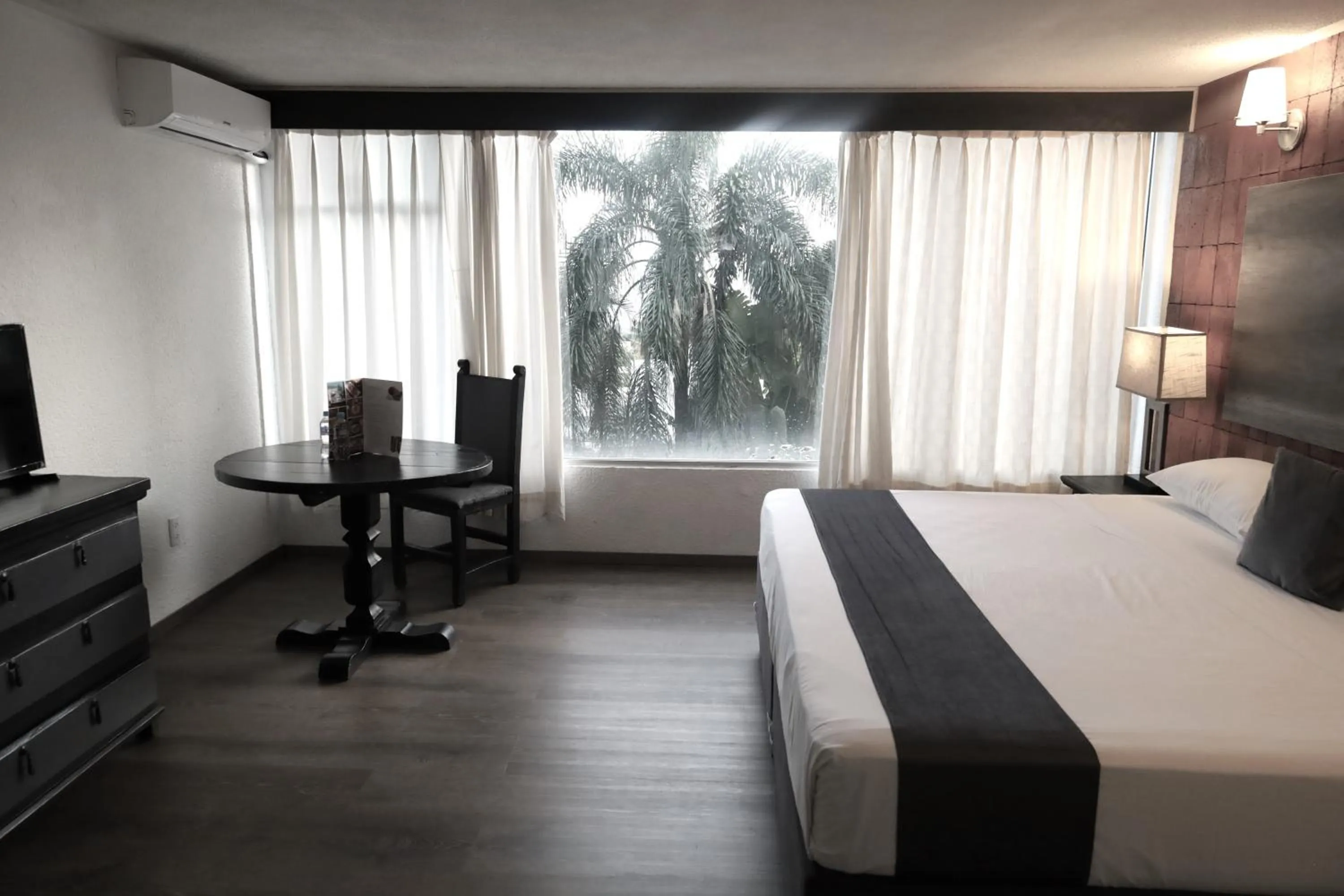 Photo of the whole room, Bed in Hotel Grand Vista Cuernavaca