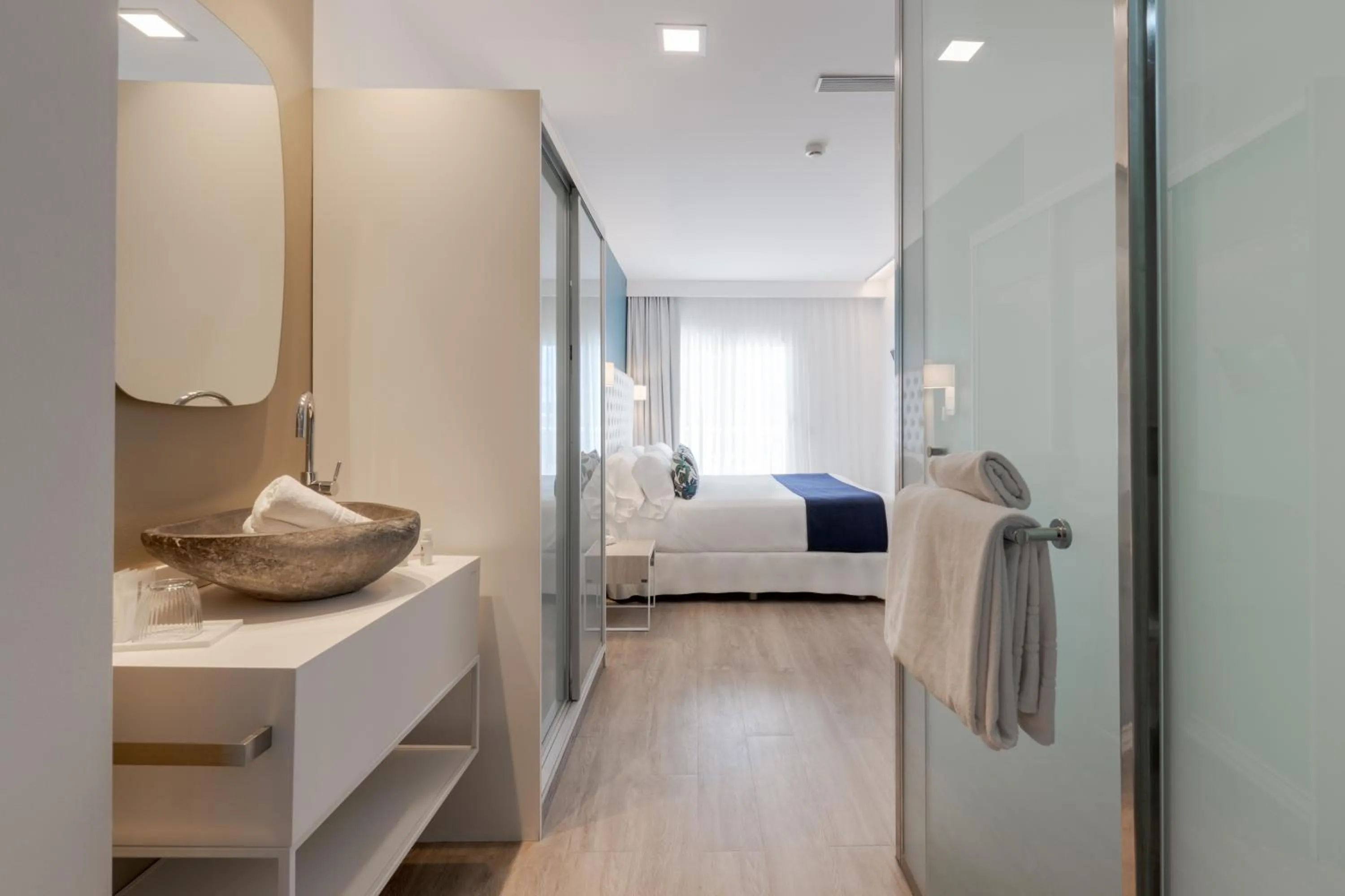 Bathroom, Bed in Hotel Planamar by Escampa Hotels