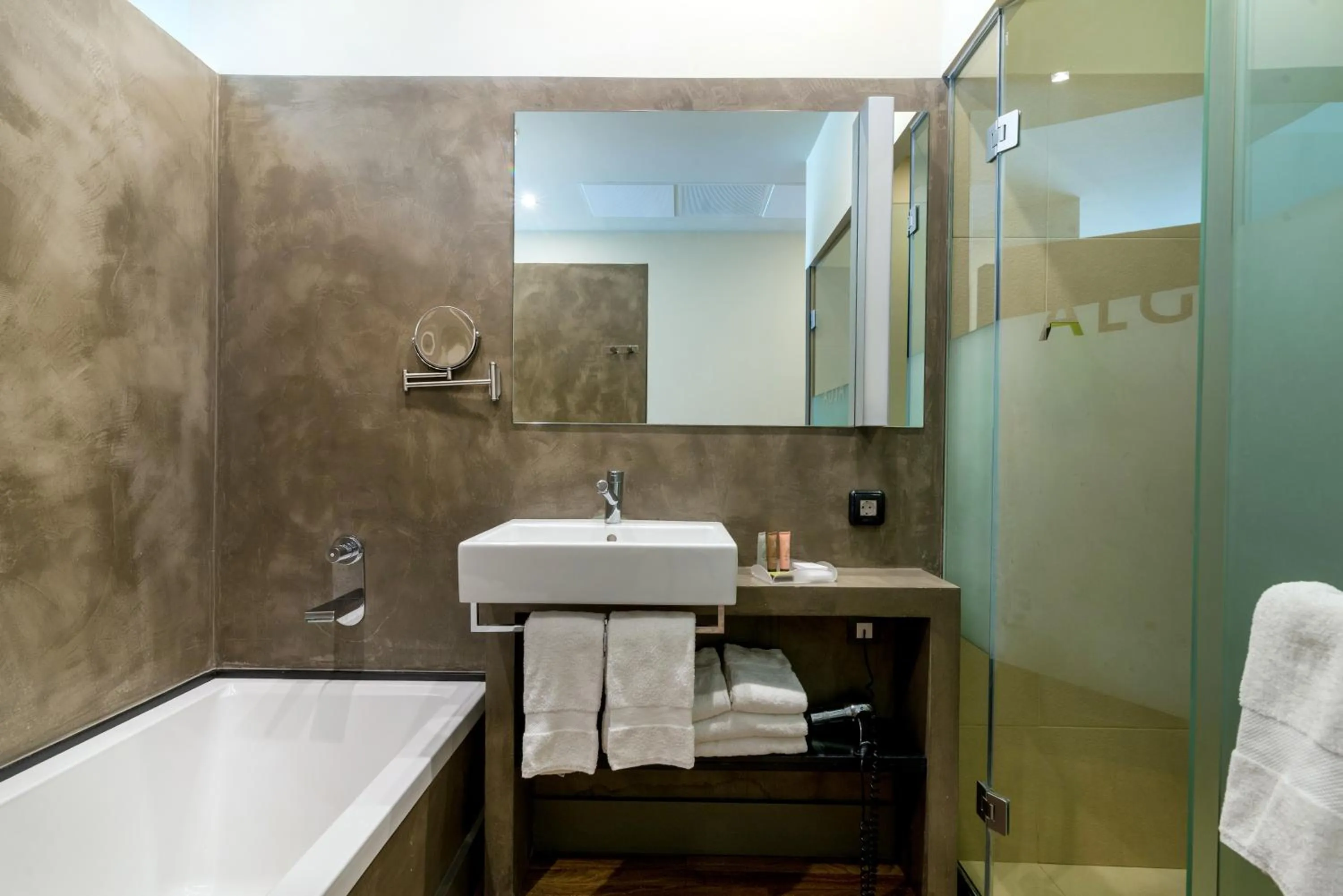 Shower in Hotel Alga