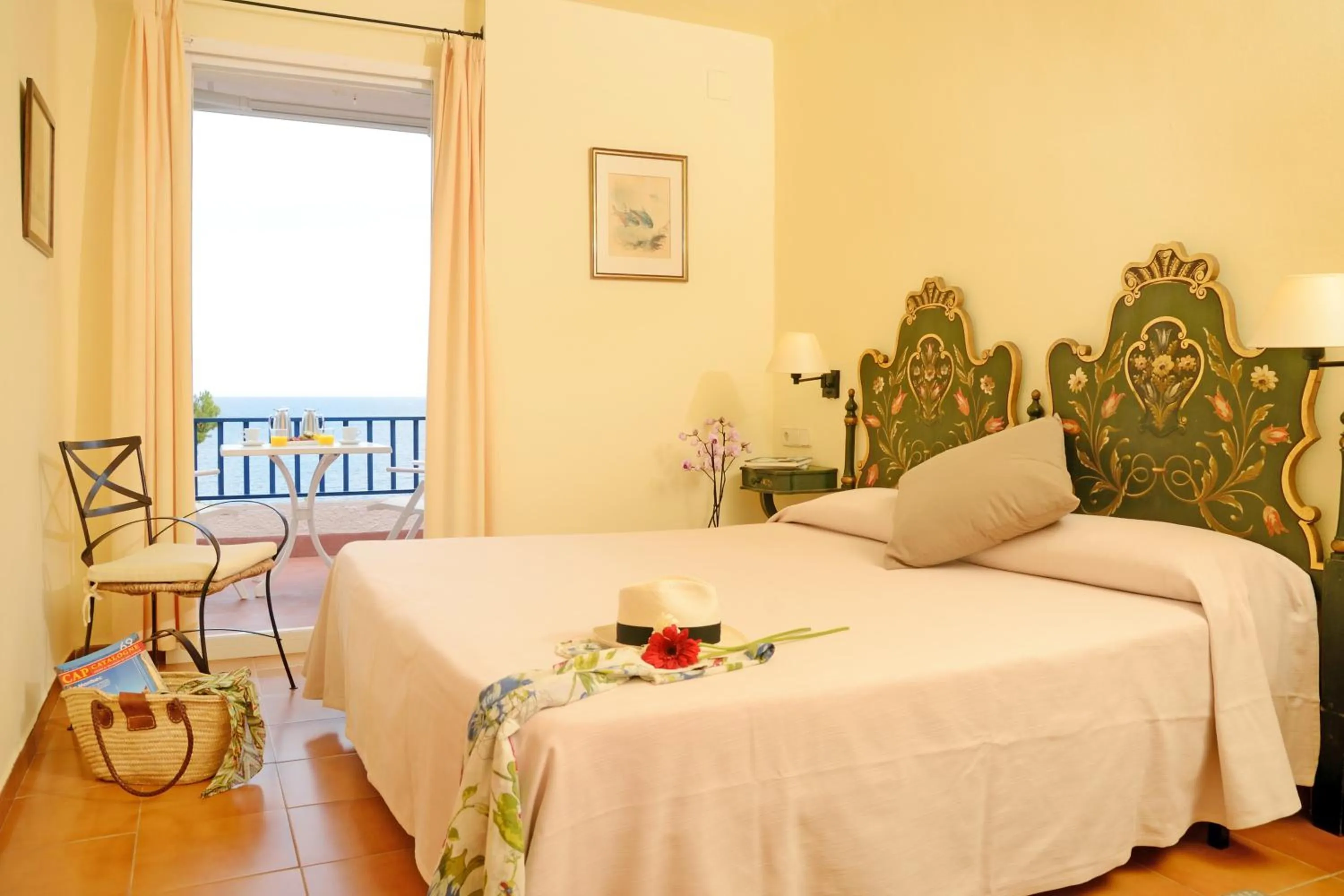 View (from property/room), Bed in Hotel Sant Roc