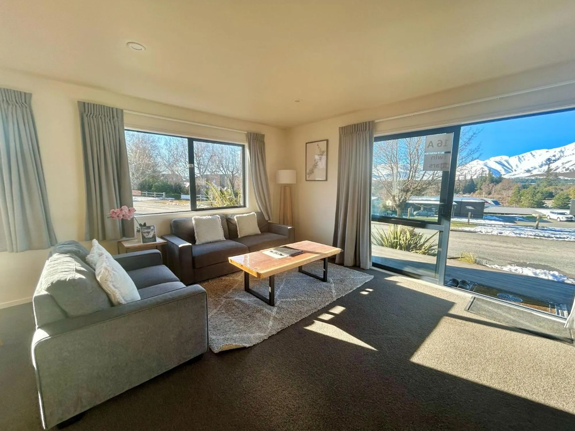 Living room in Twin Stars