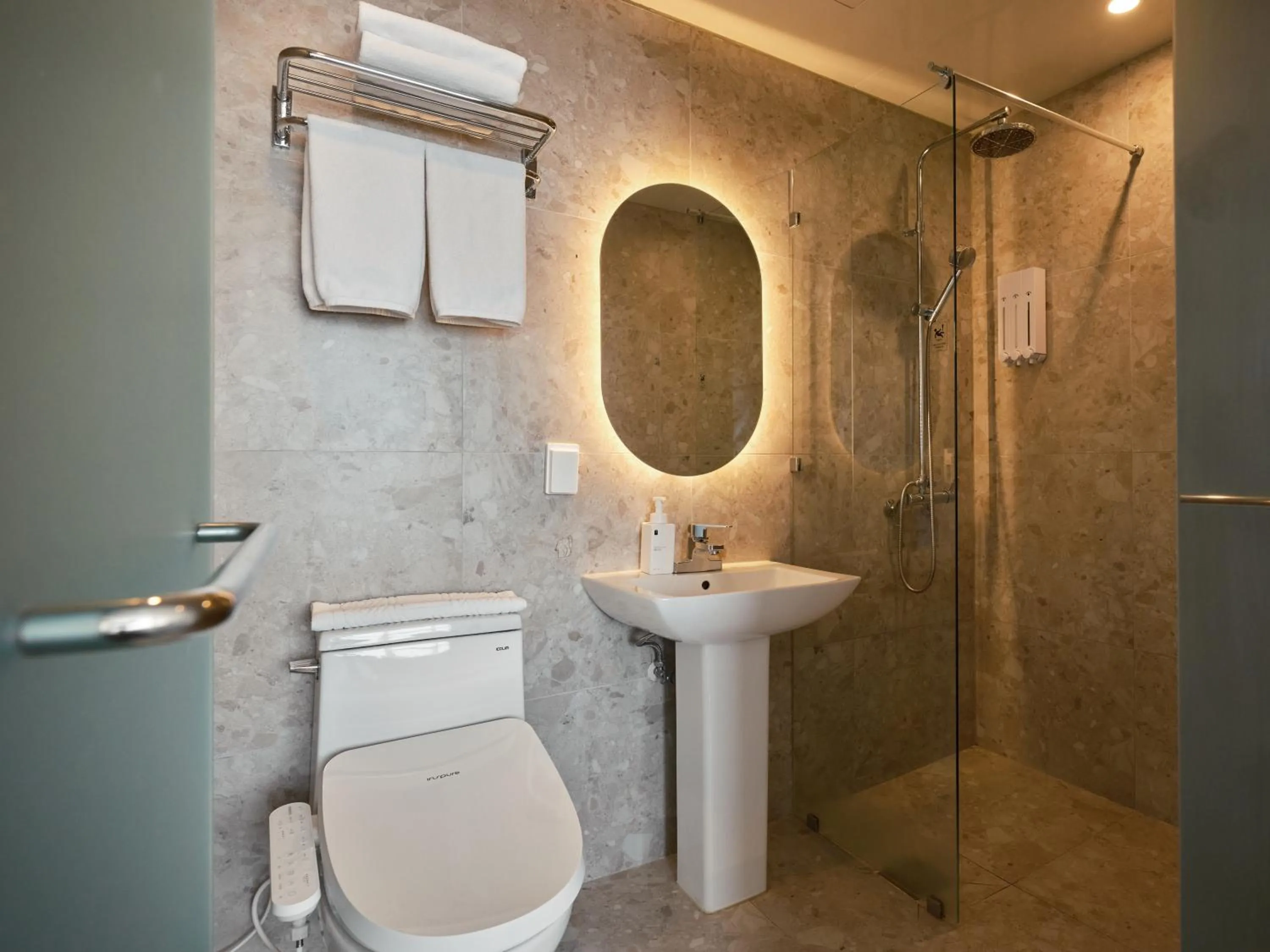 Shower in UH Suite The Haeundae