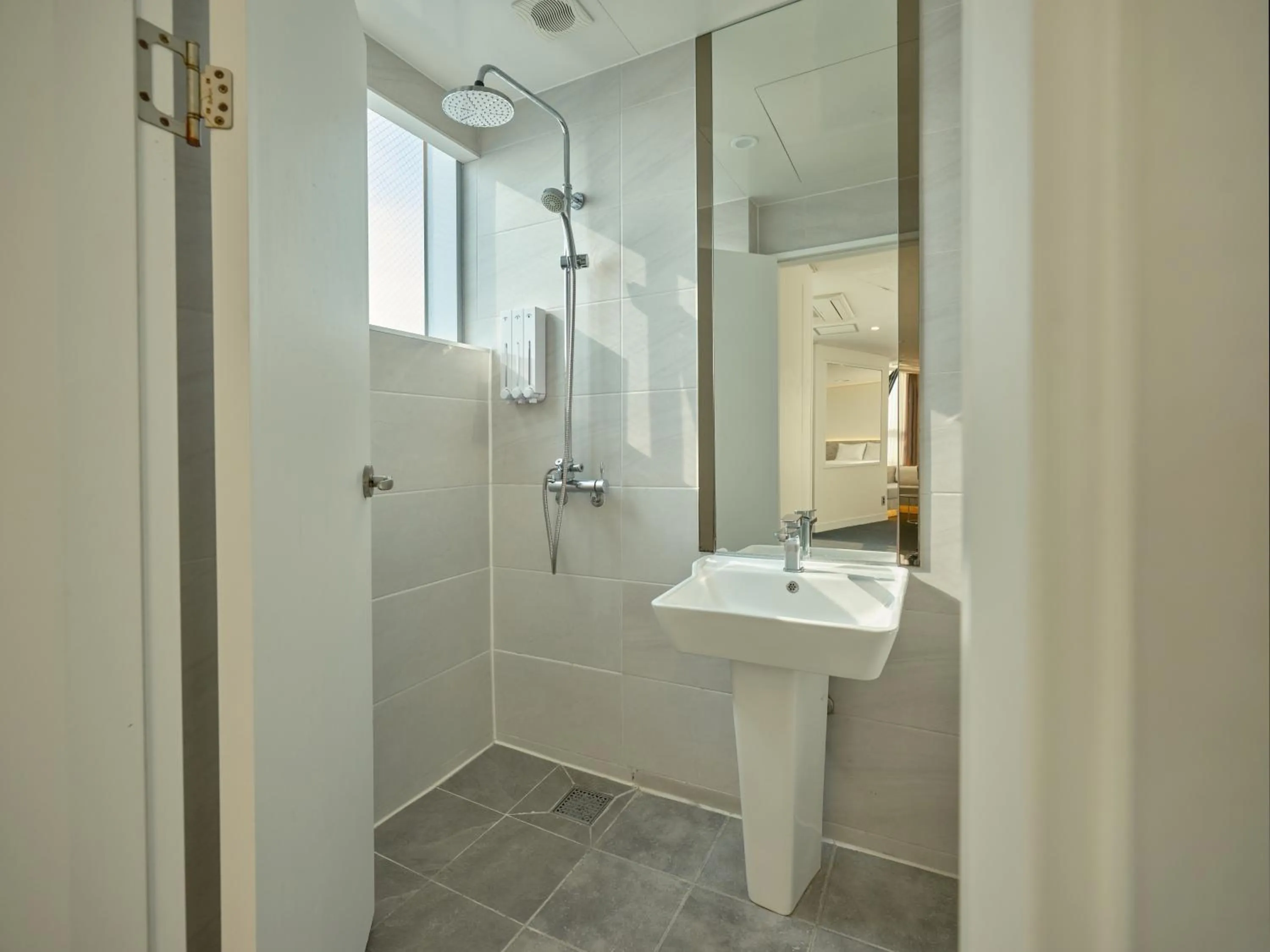 Shower in UH Suite The Haeundae