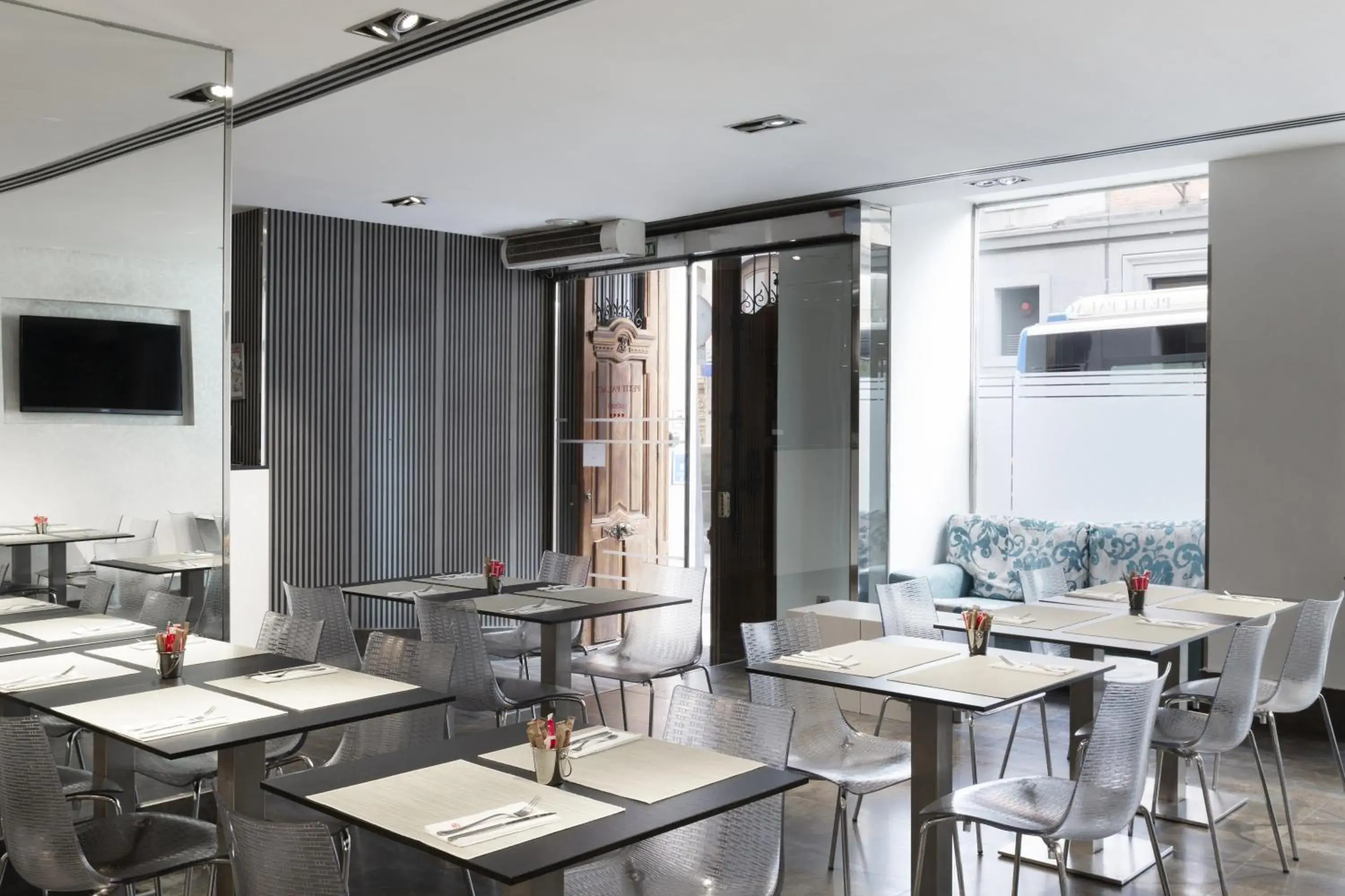 Restaurant/places to eat in Petit Palace Plaza España Restaurant/places to eat in Petit Palace Plaza España