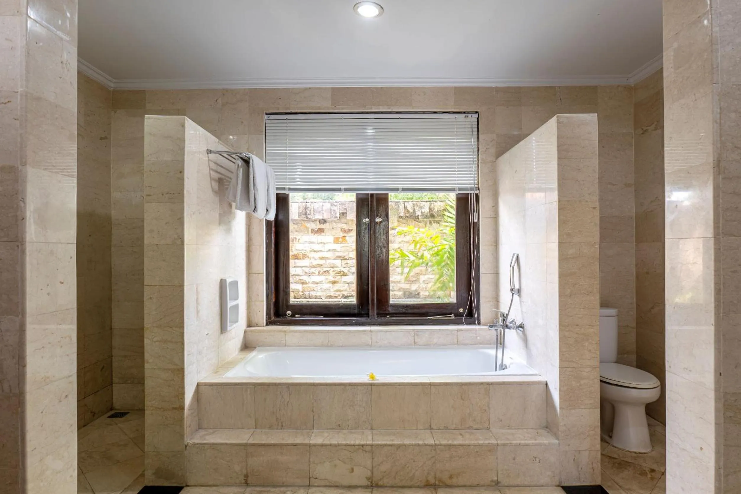 Bathroom in Jimbarwana Hotel