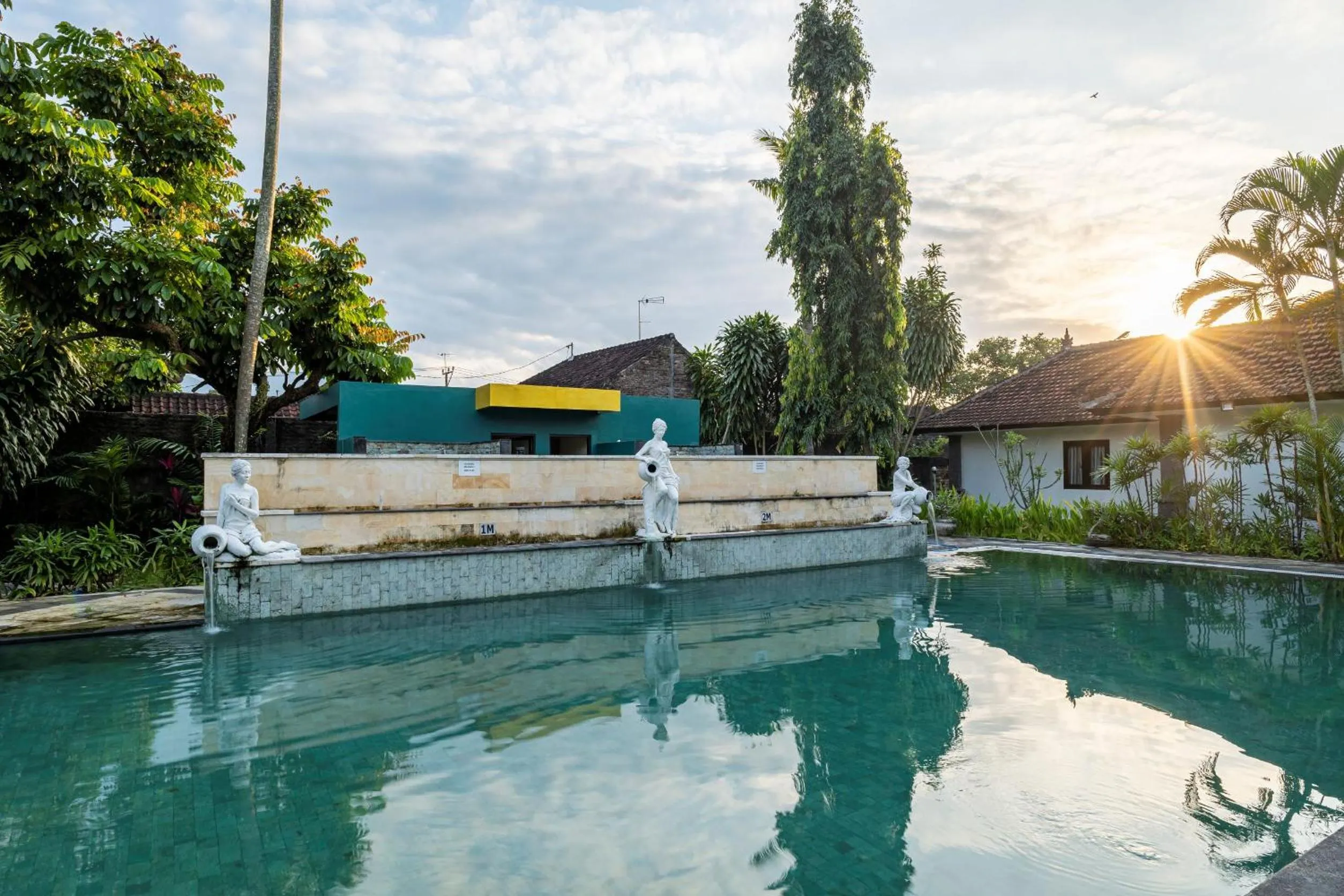 Pool view in Jimbarwana Hotel