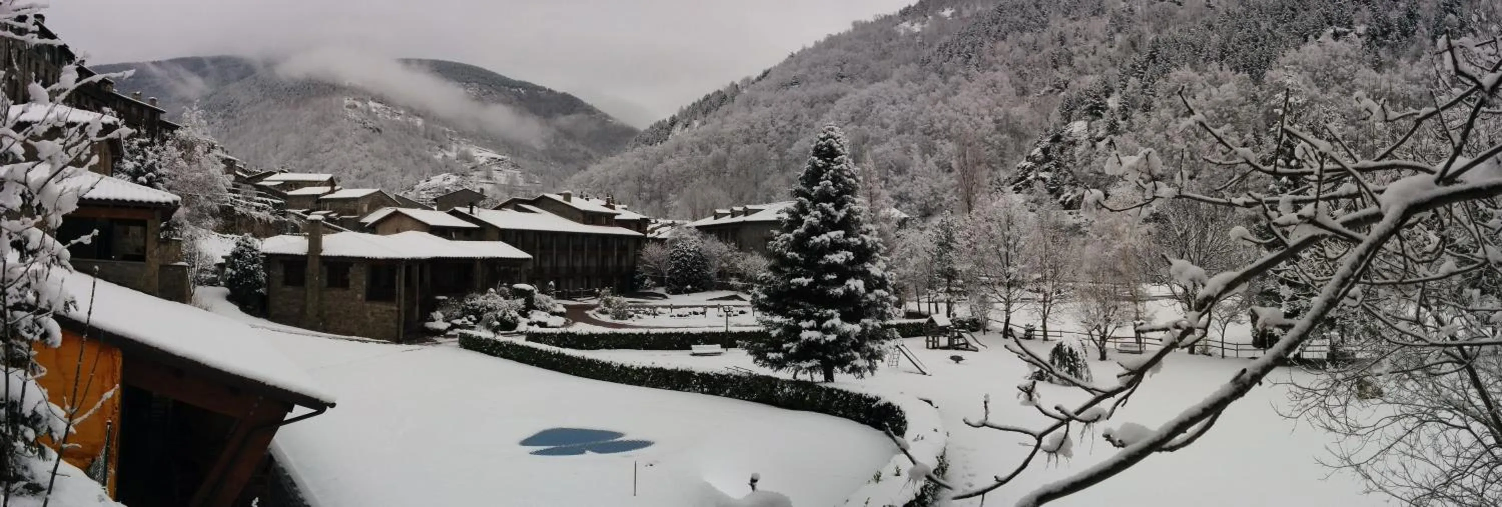 Skiing in Hotel La Coma