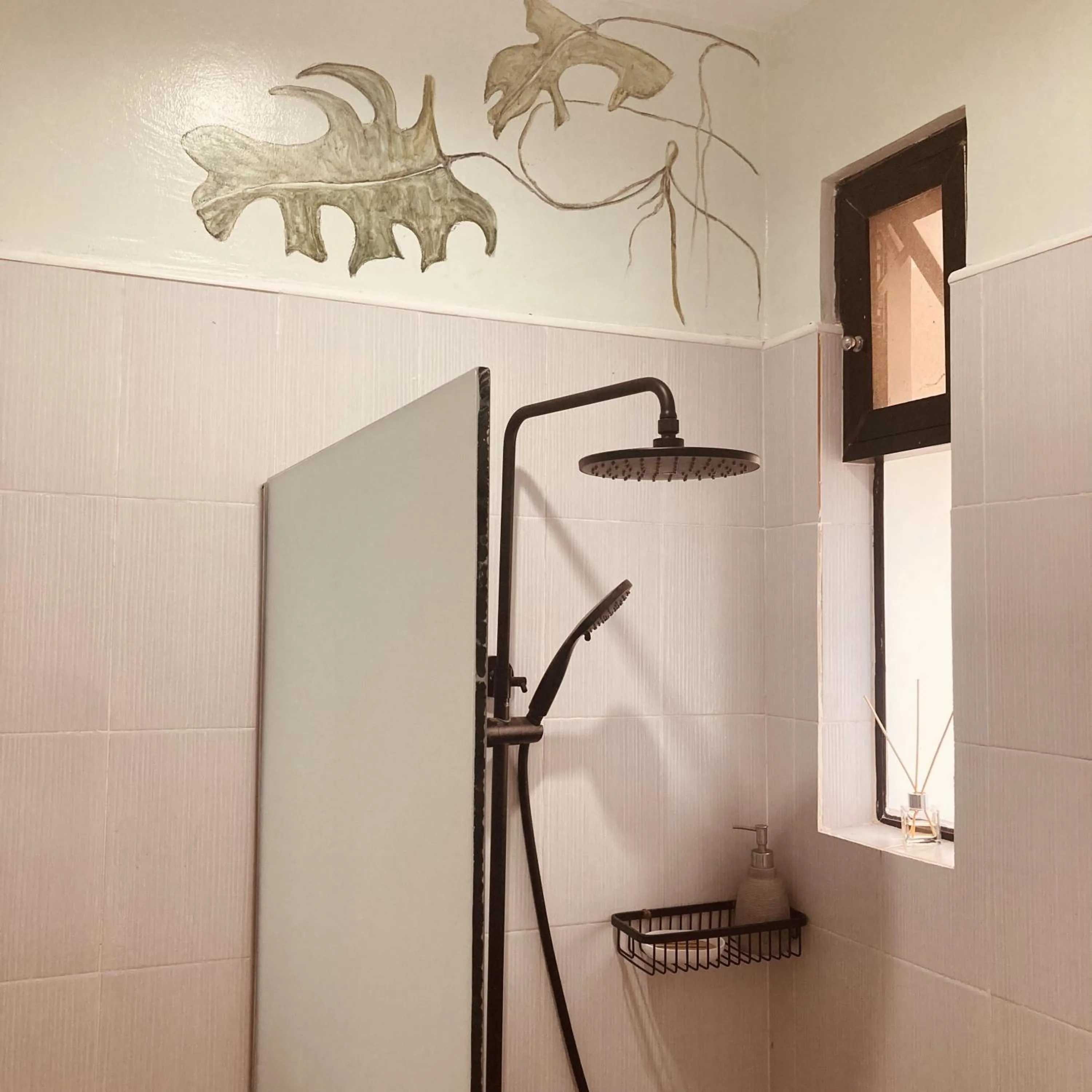 Shower in The Lazy Tiki