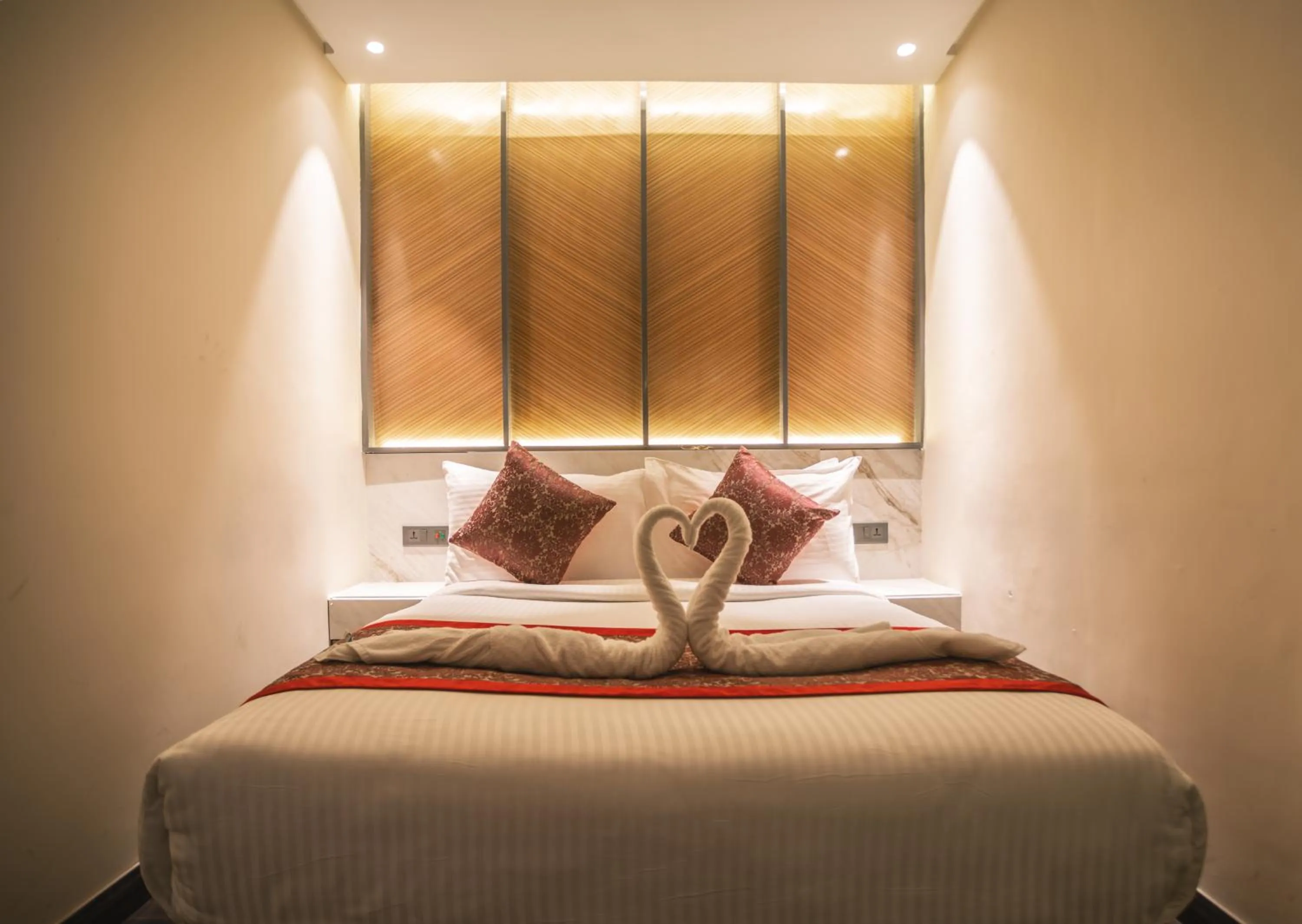 Photo of the whole room, Bed in Amritara Kirpa, Amritsar