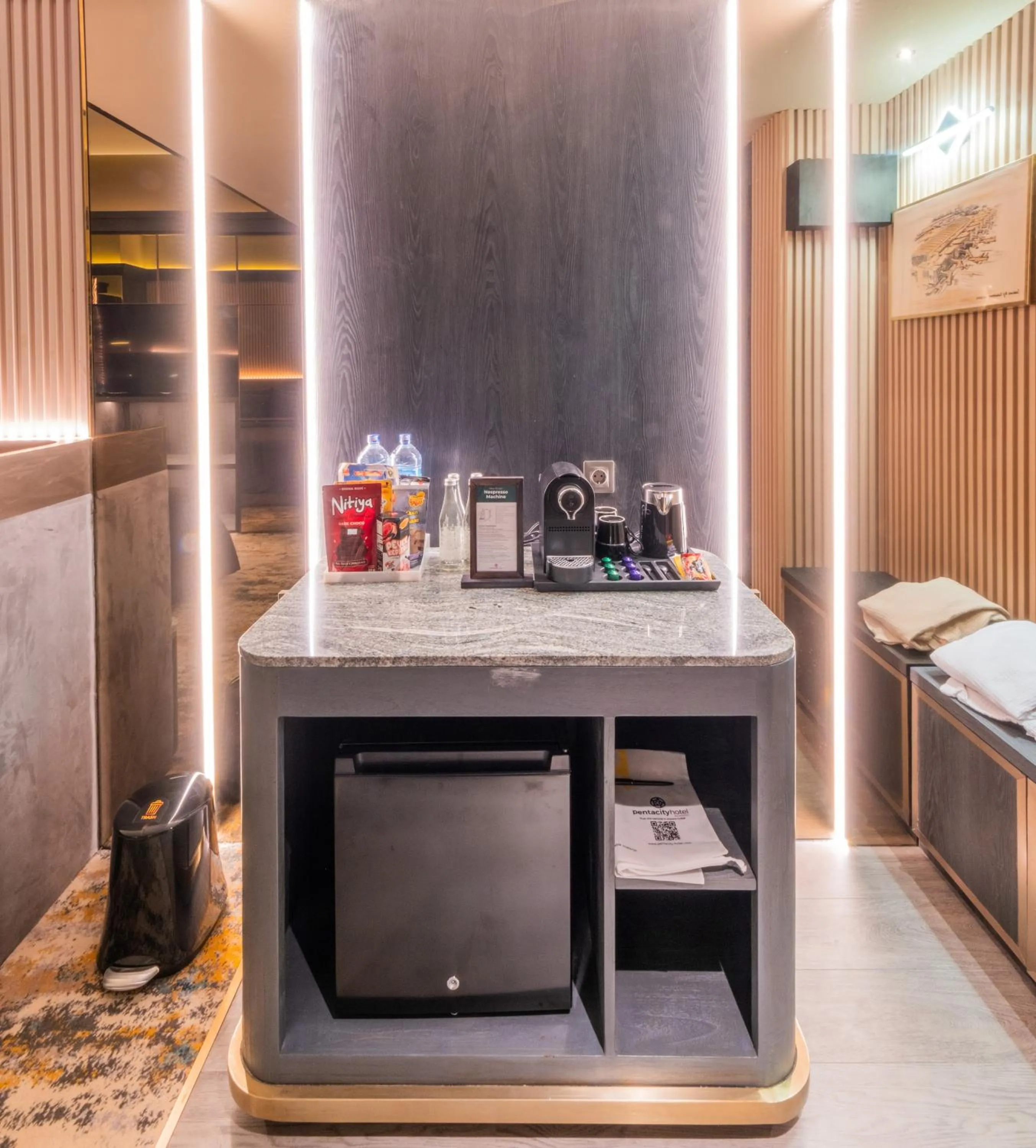 Coffee/tea facilities, Bed in Pentacity Hotel Balikpapan