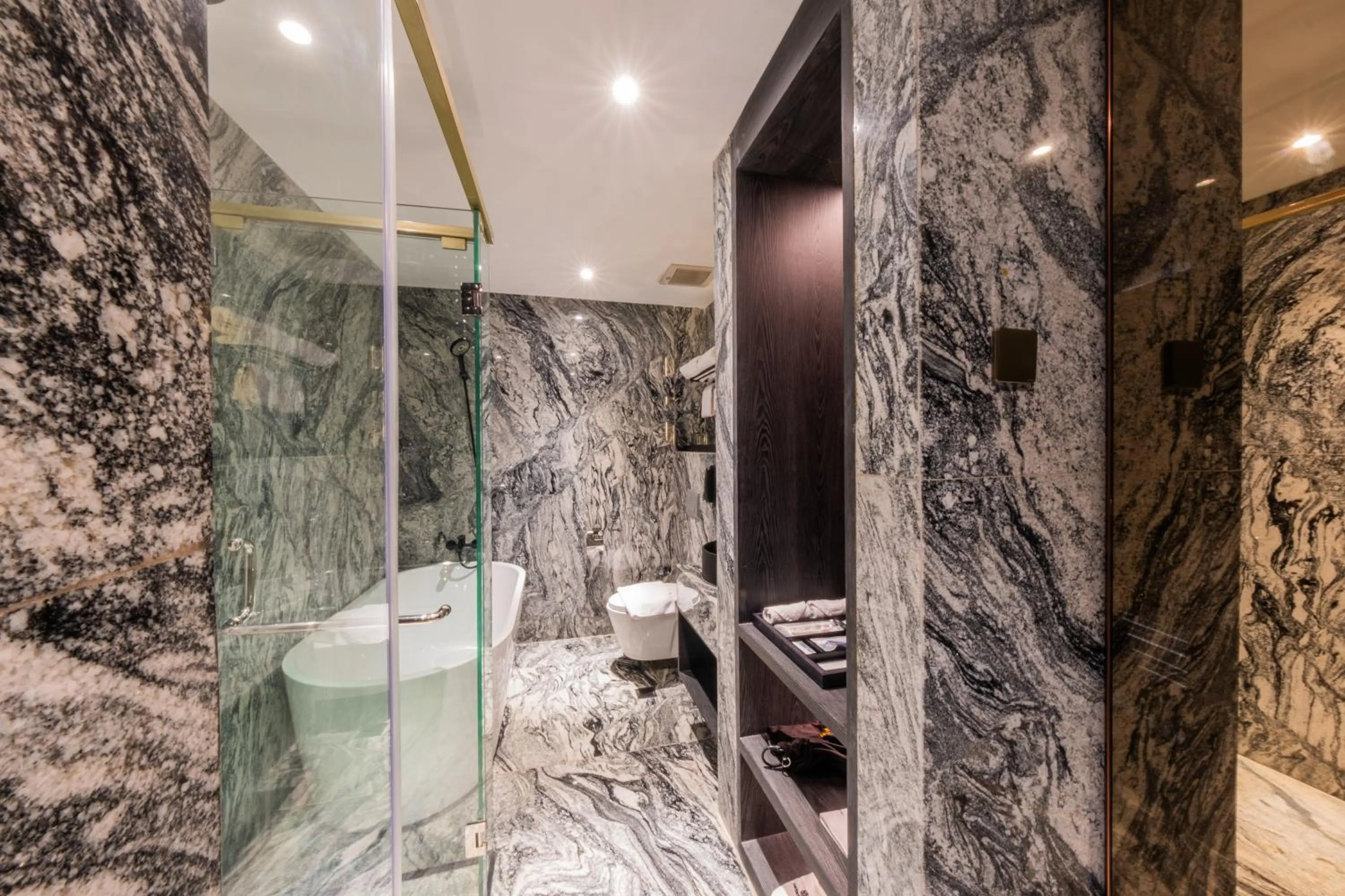 Shower in Pentacity Hotel Balikpapan