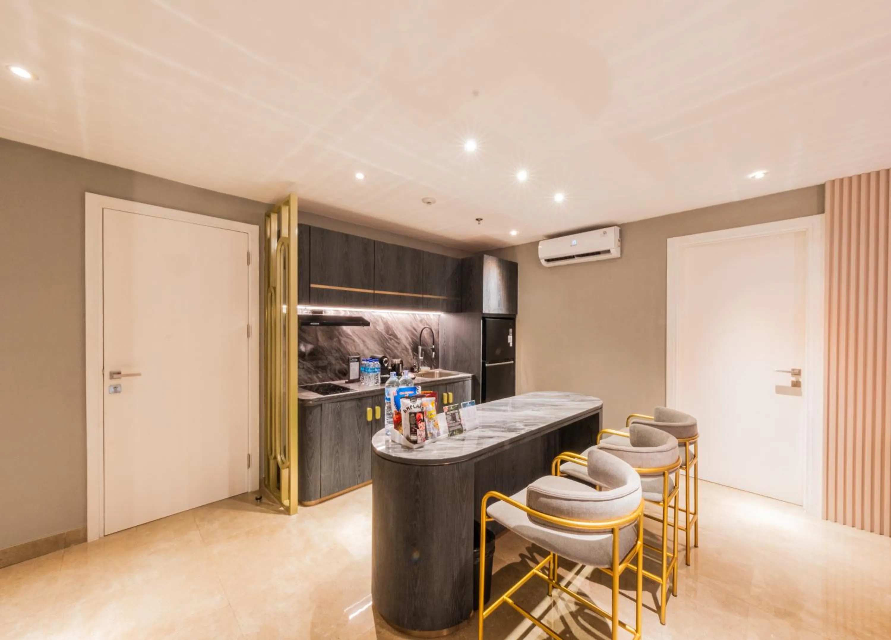 Kitchen or kitchenette in Pentacity Hotel Balikpapan