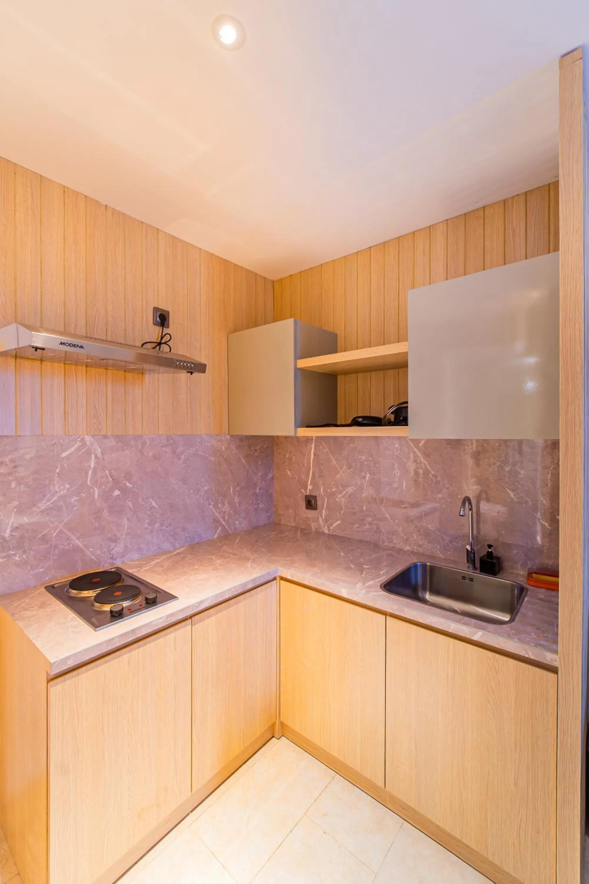 Kitchen or kitchenette in Pentacity Hotel Balikpapan