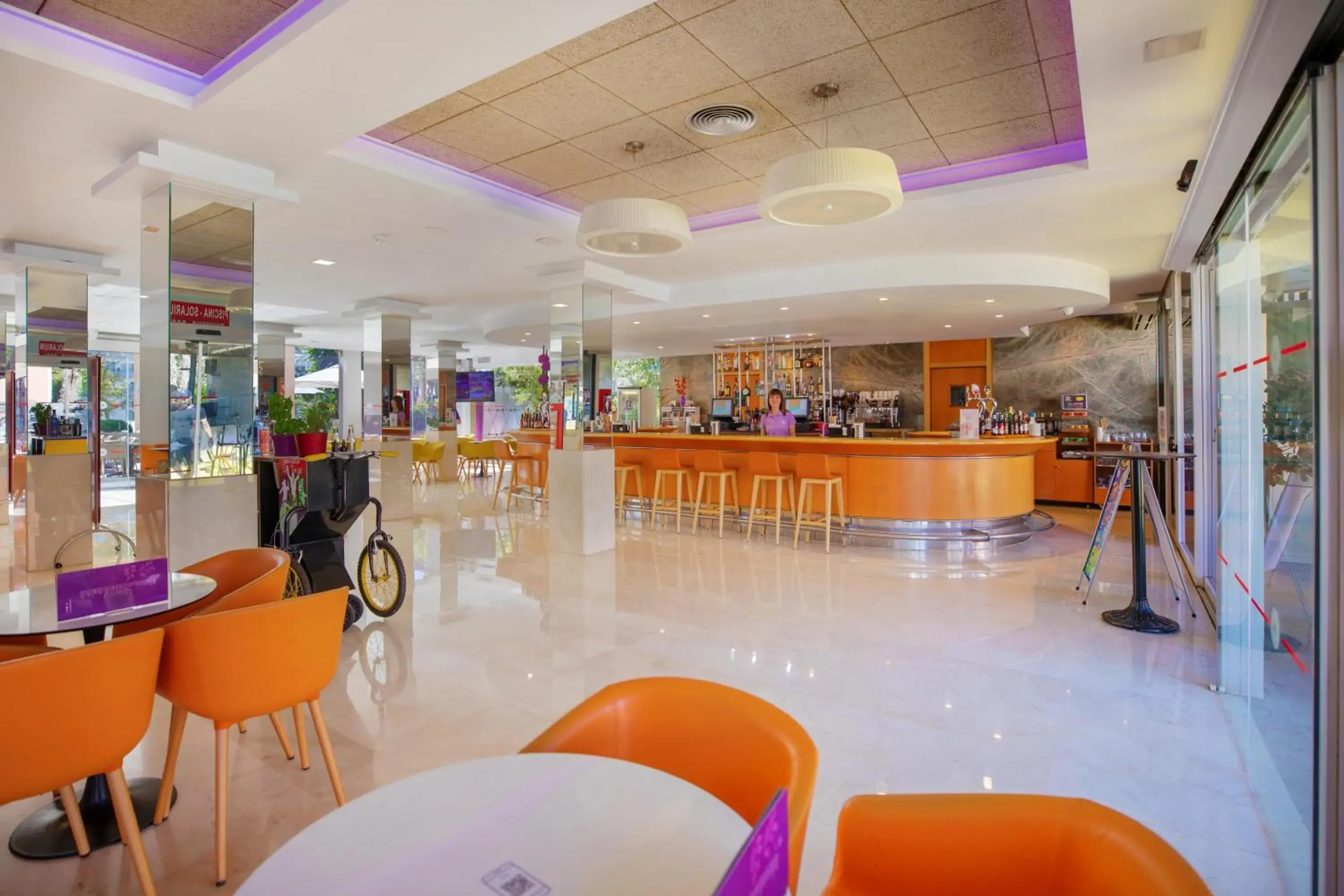 Lounge or bar in Hotel Servigroup Pueblo Benidorm Lounge or bar in Hotel Servigroup Pueblo Benidorm