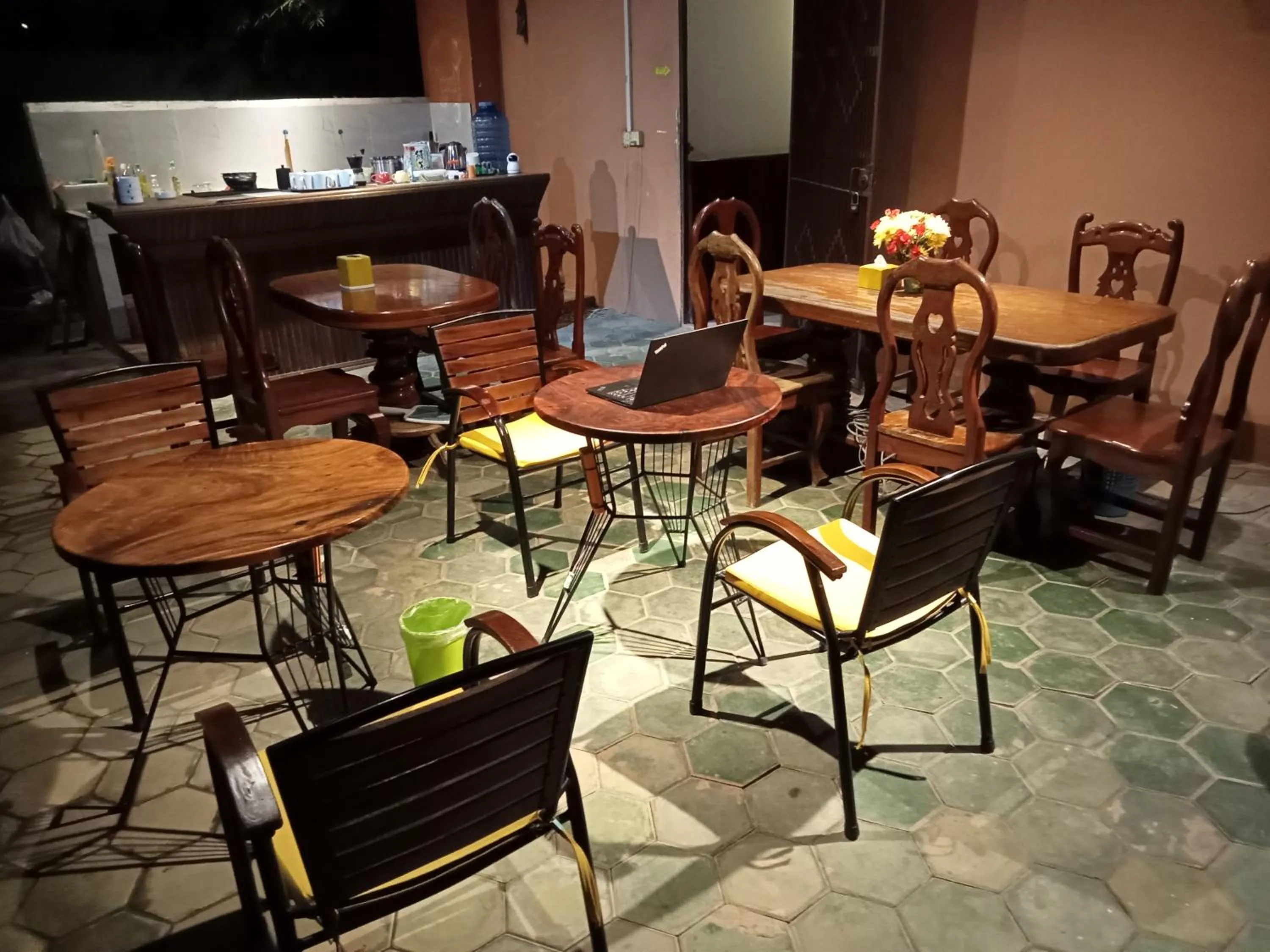 Restaurant/places to eat in Makers Guesthouse