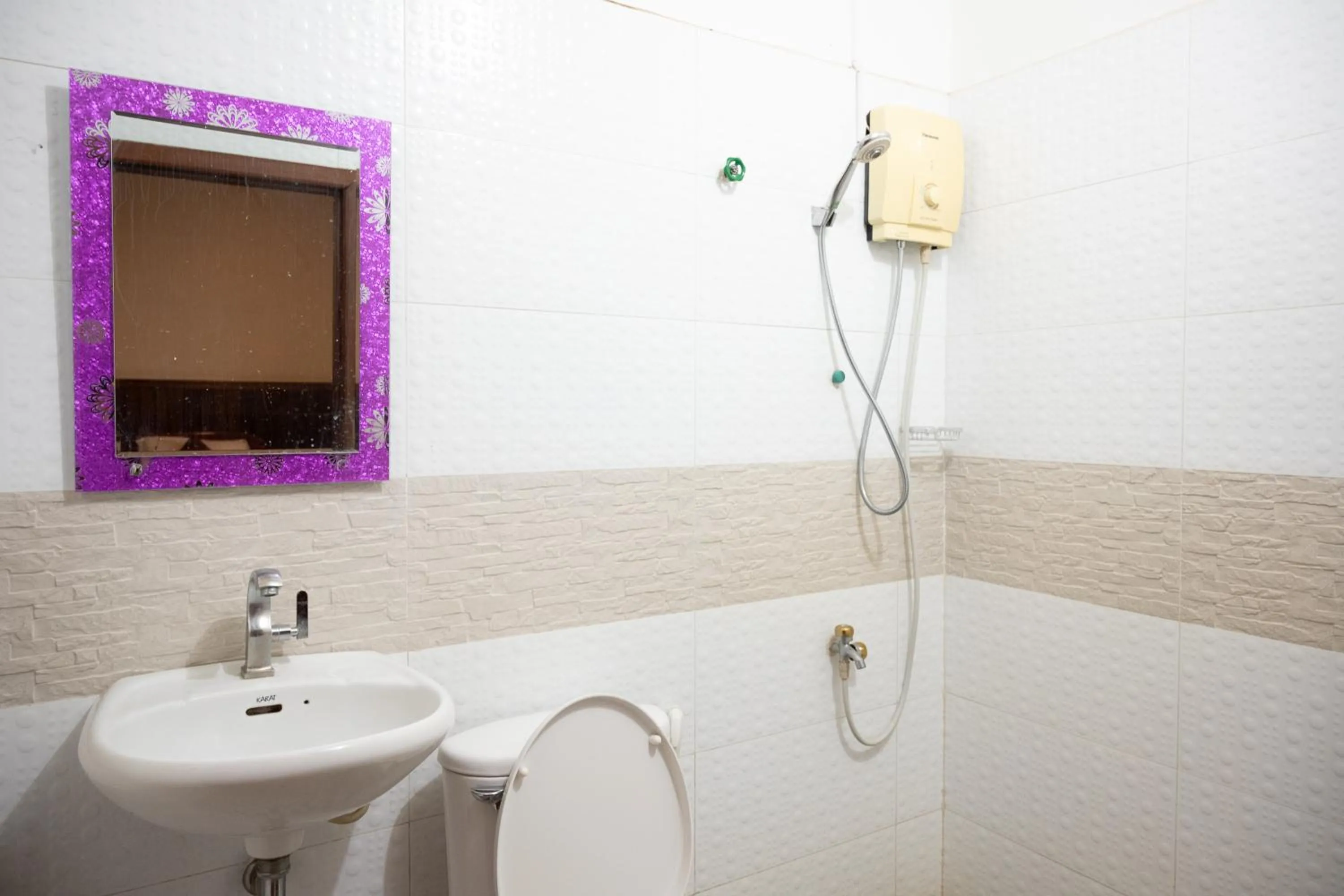 Shower in Makers Guesthouse