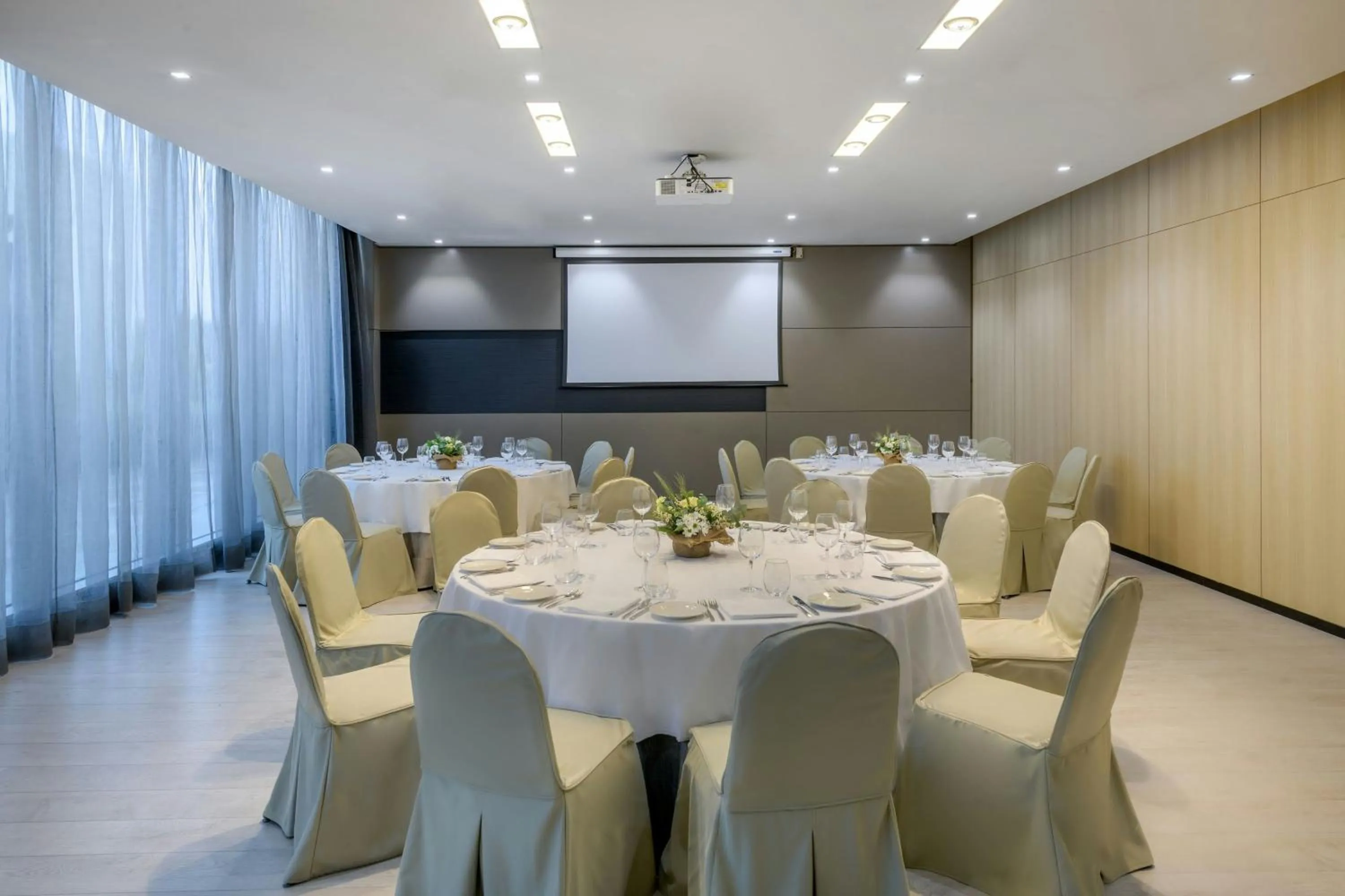 Meeting/conference room in AC Hotel La Finca by Marriott