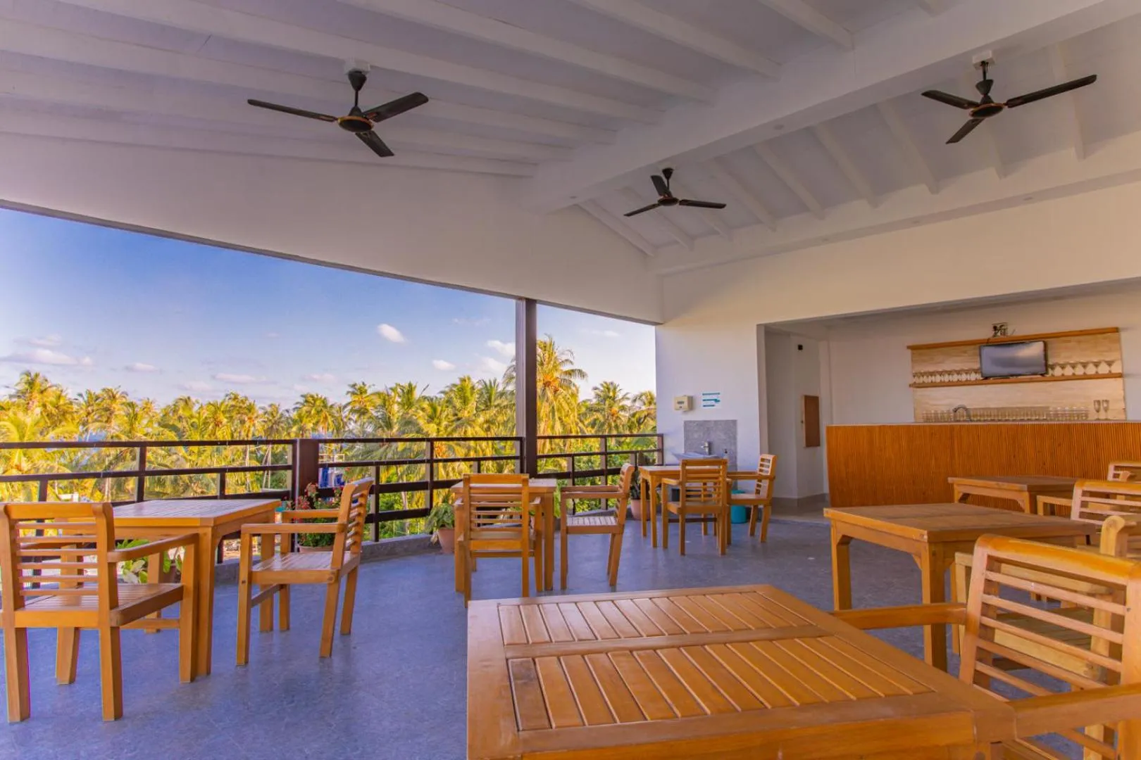 Restaurant/places to eat in Dhiguveli Breeze