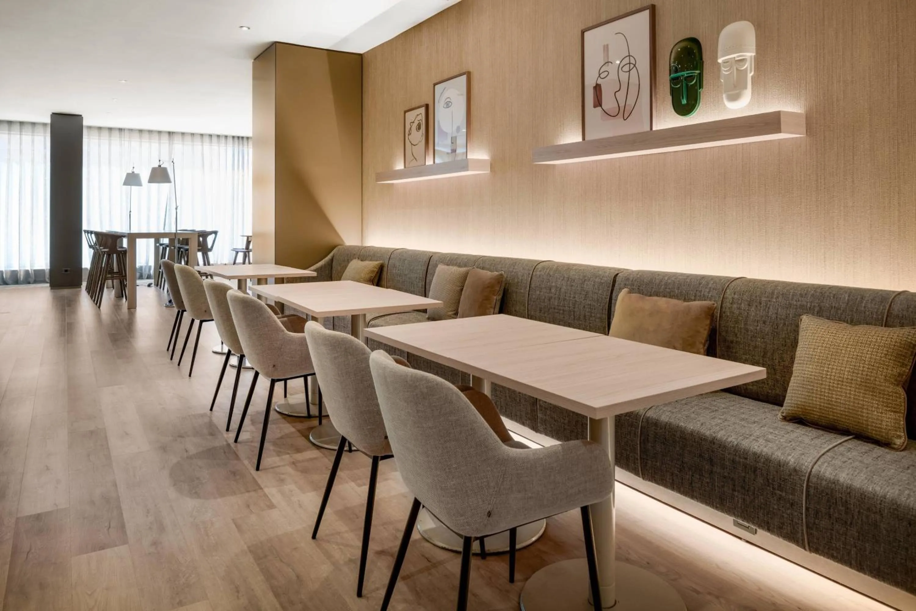 Lounge or bar in AC Hotel Tarragona by Marriott
