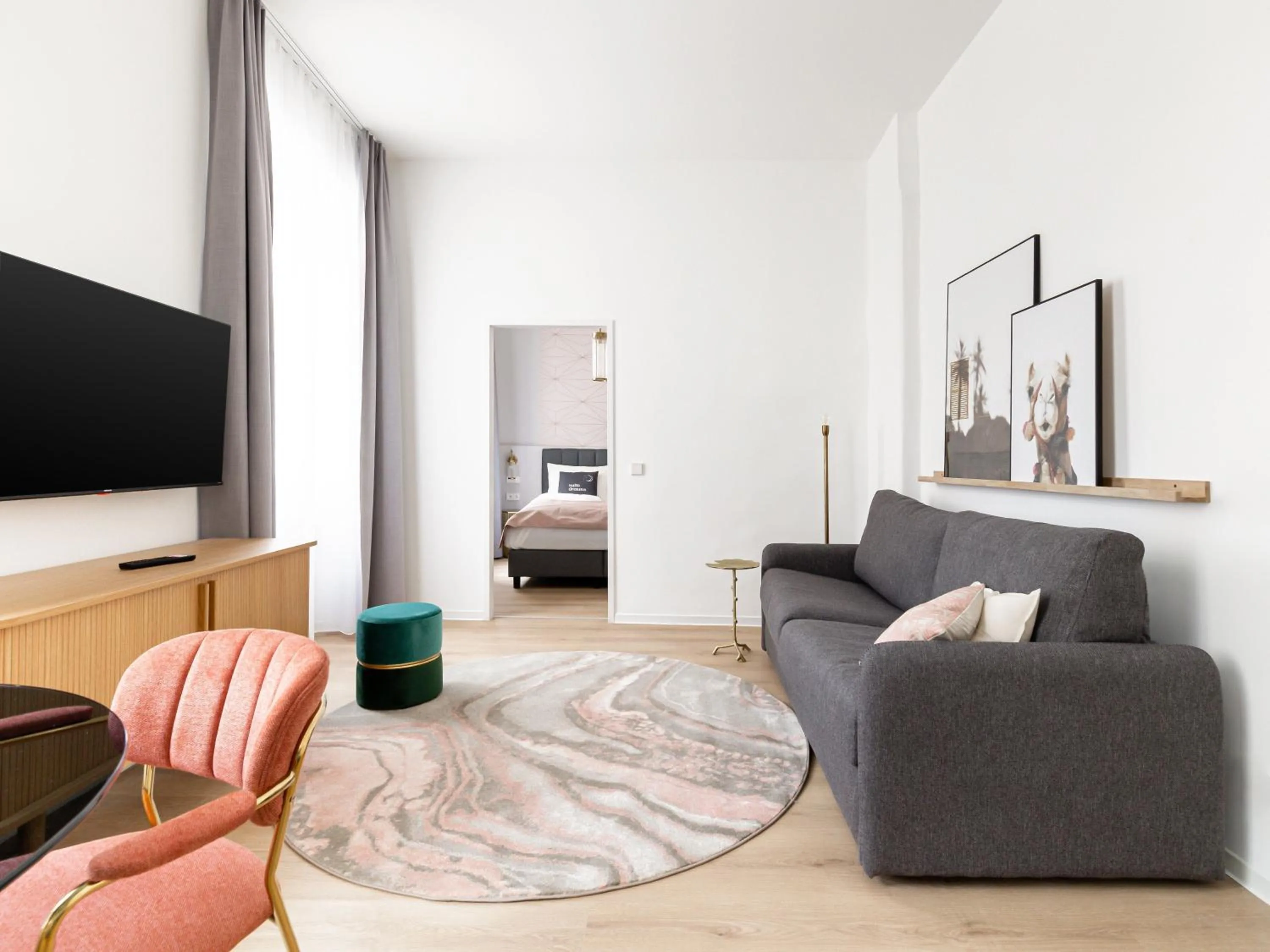 TV and multimedia in Limehome Klagenfurt Goessgasse