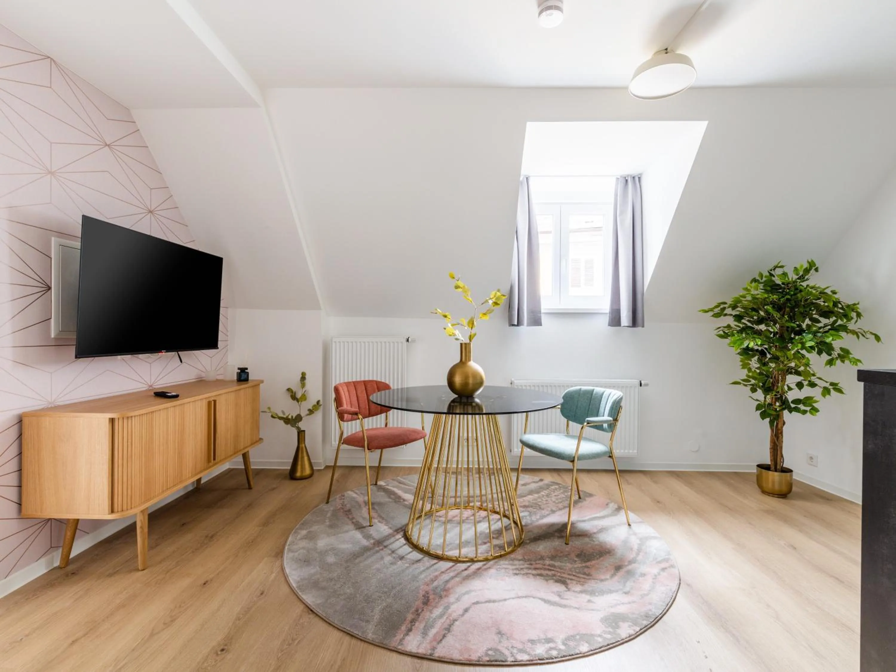 TV and multimedia in Limehome Klagenfurt Goessgasse