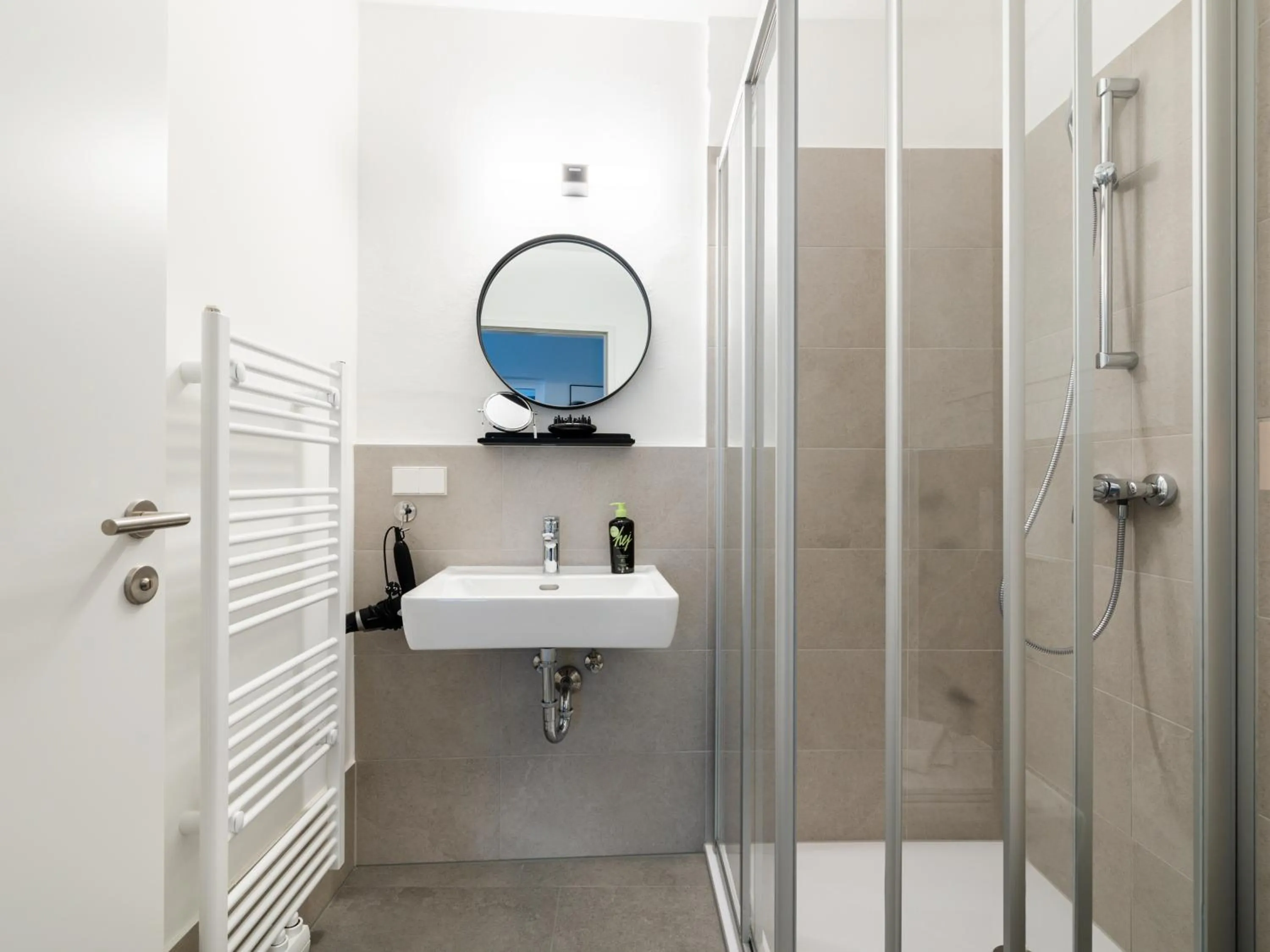 Shower in Limehome Klagenfurt Goessgasse