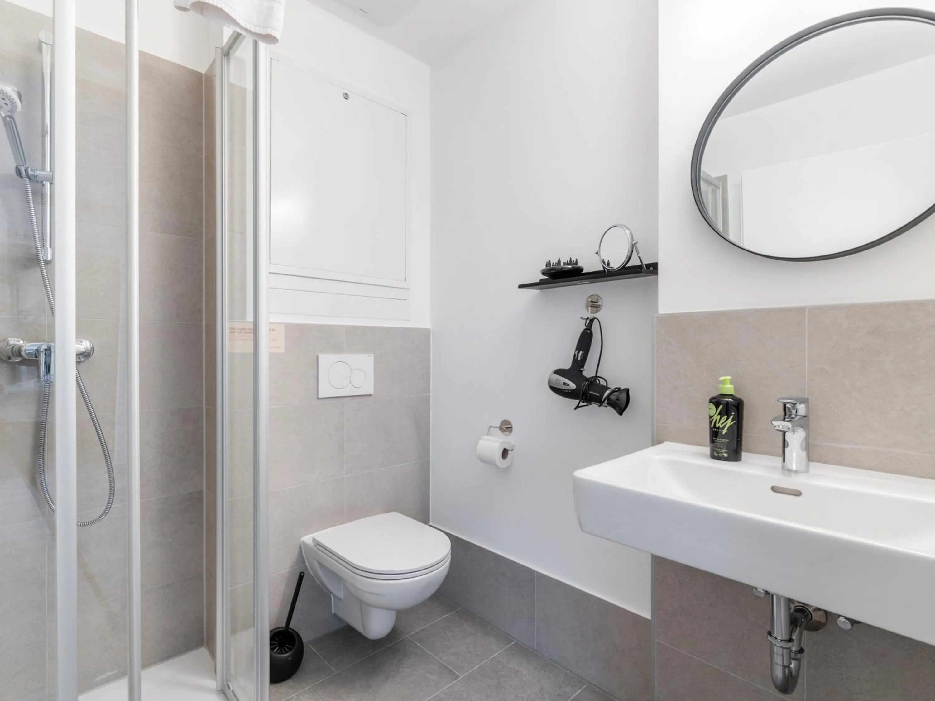 Shower in Limehome Klagenfurt Goessgasse