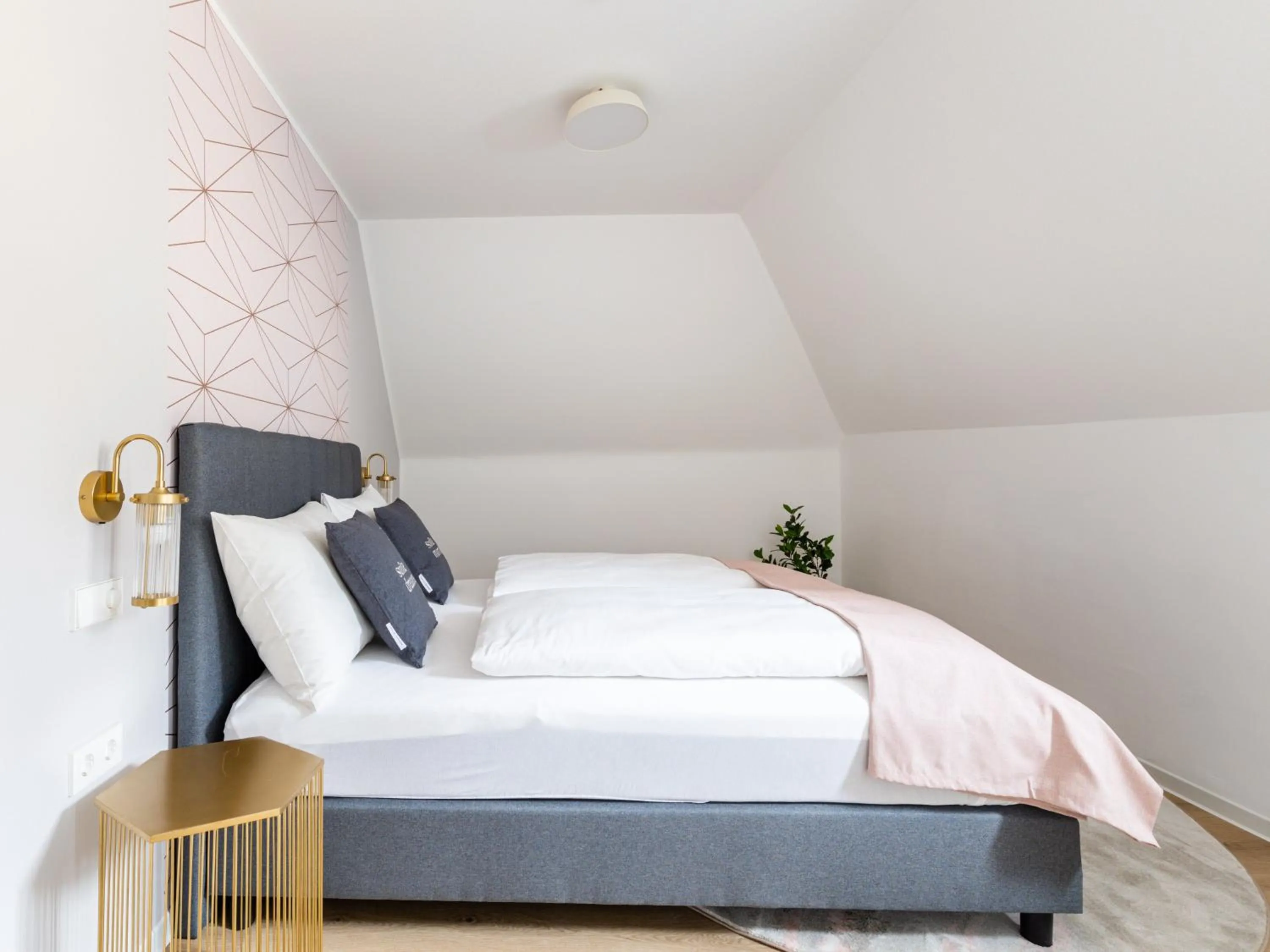 Bed in Limehome Klagenfurt Goessgasse