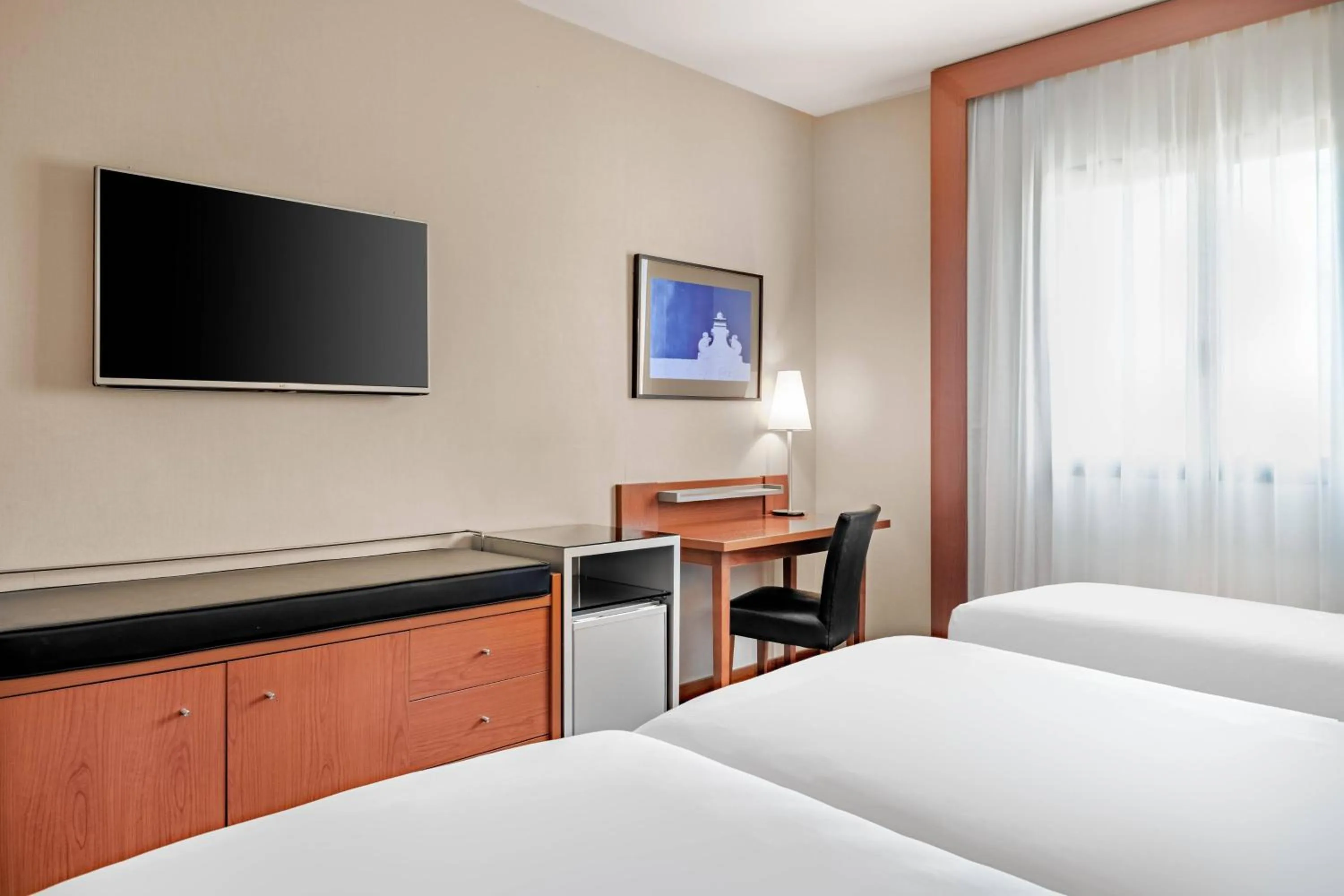 Photo of the whole room, Bed in AC Hotel Badajoz by Marriott