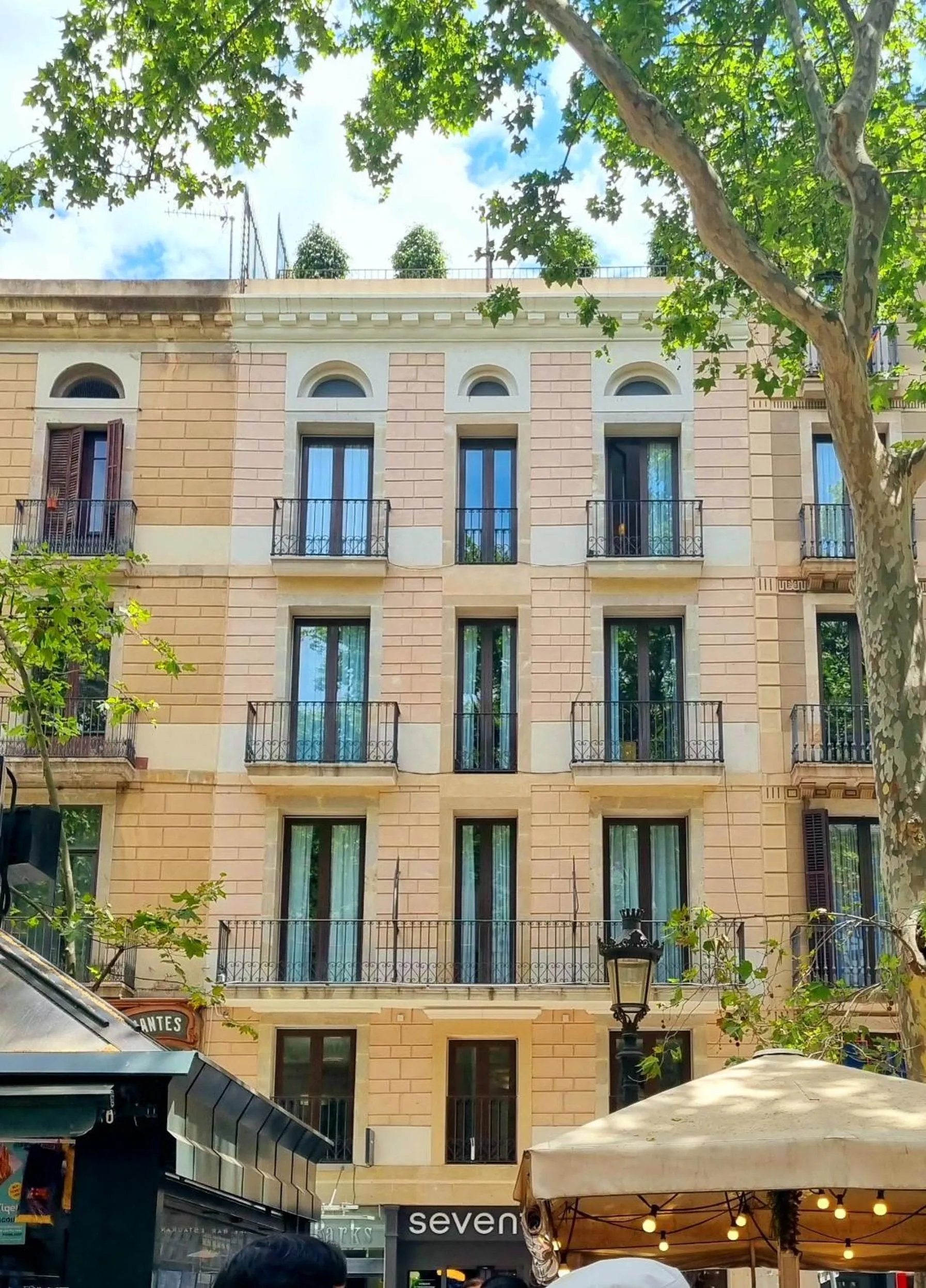 Property building in Flor Parks