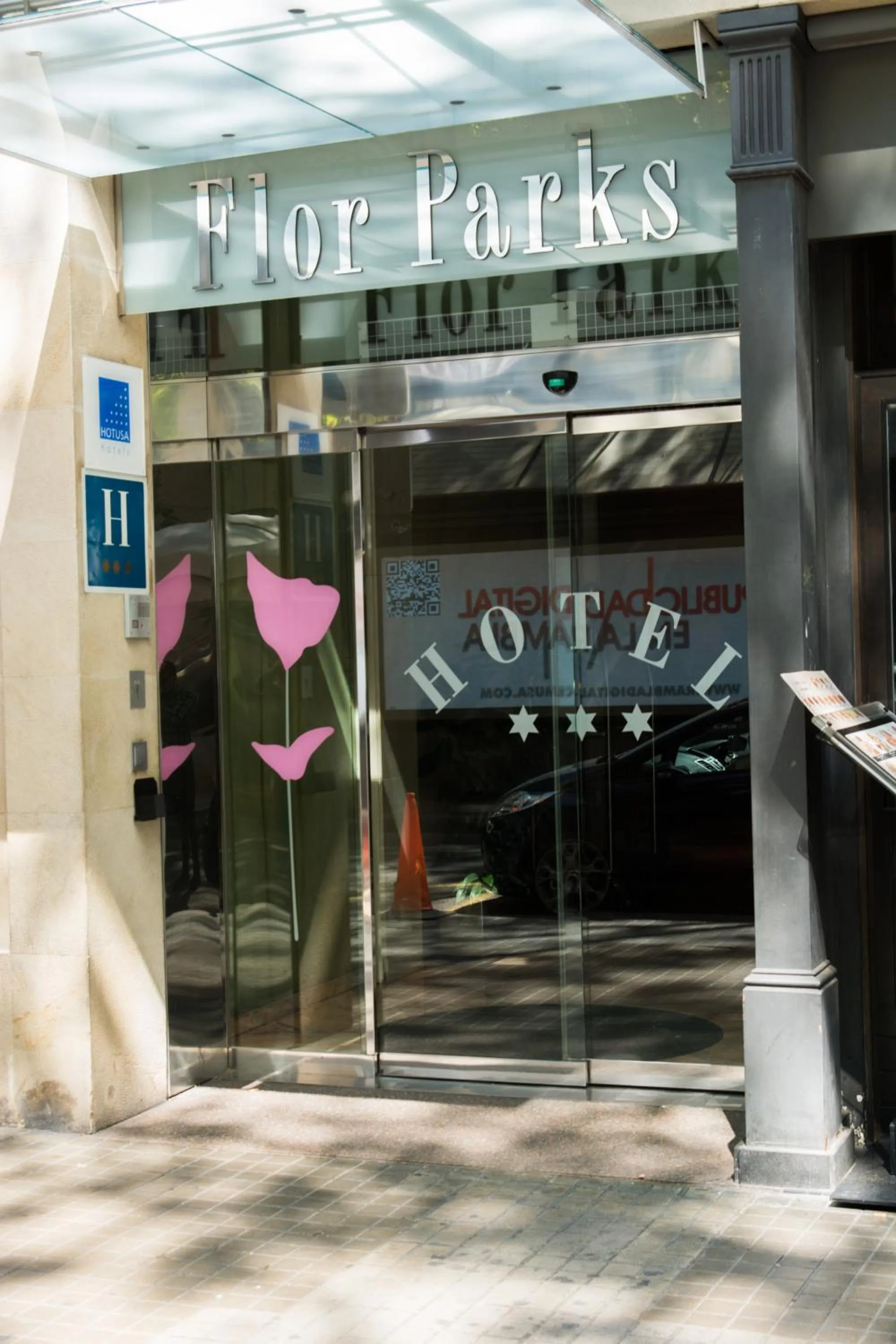 Facade/entrance in Flor Parks