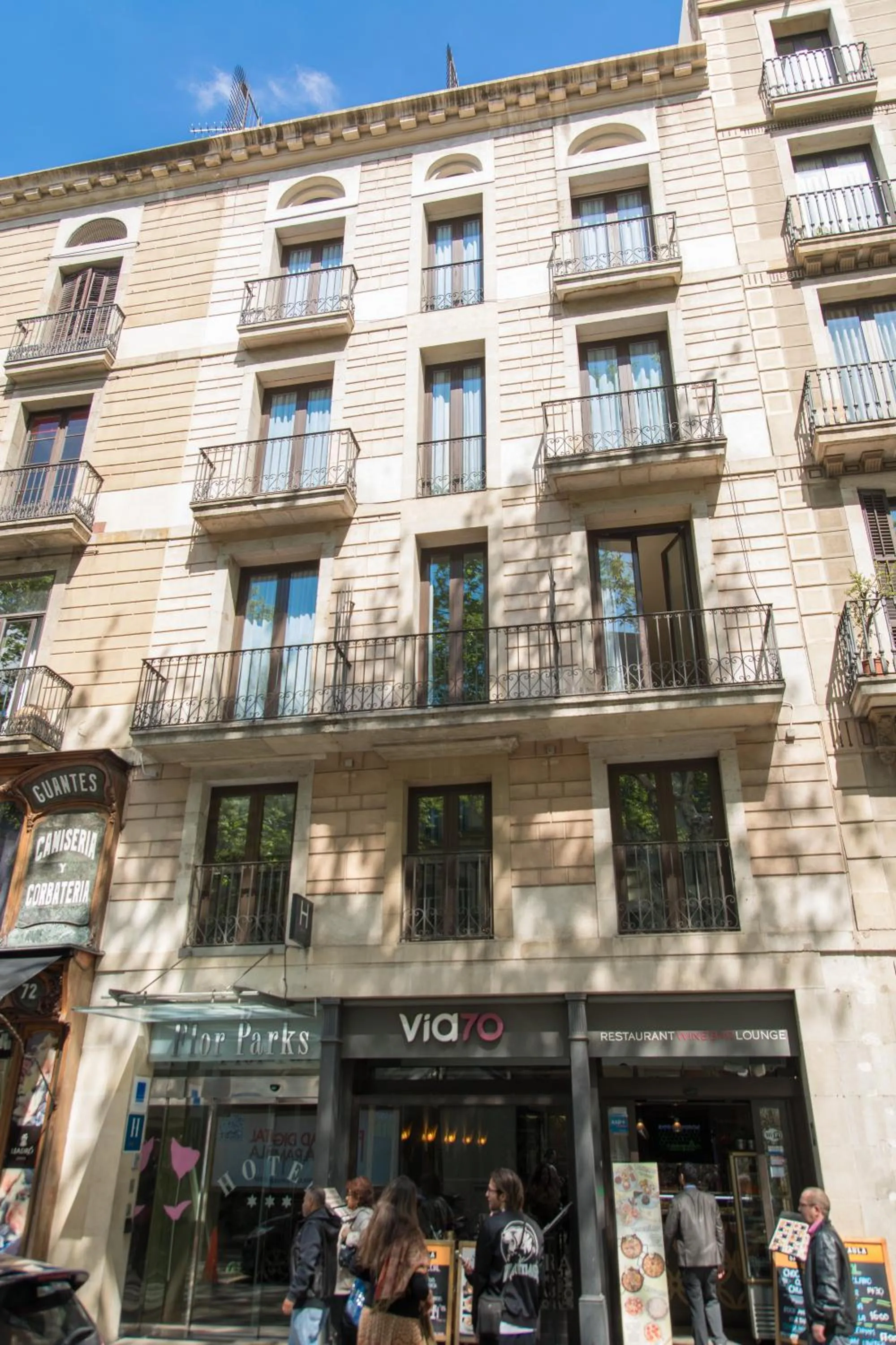 Property building in Flor Parks