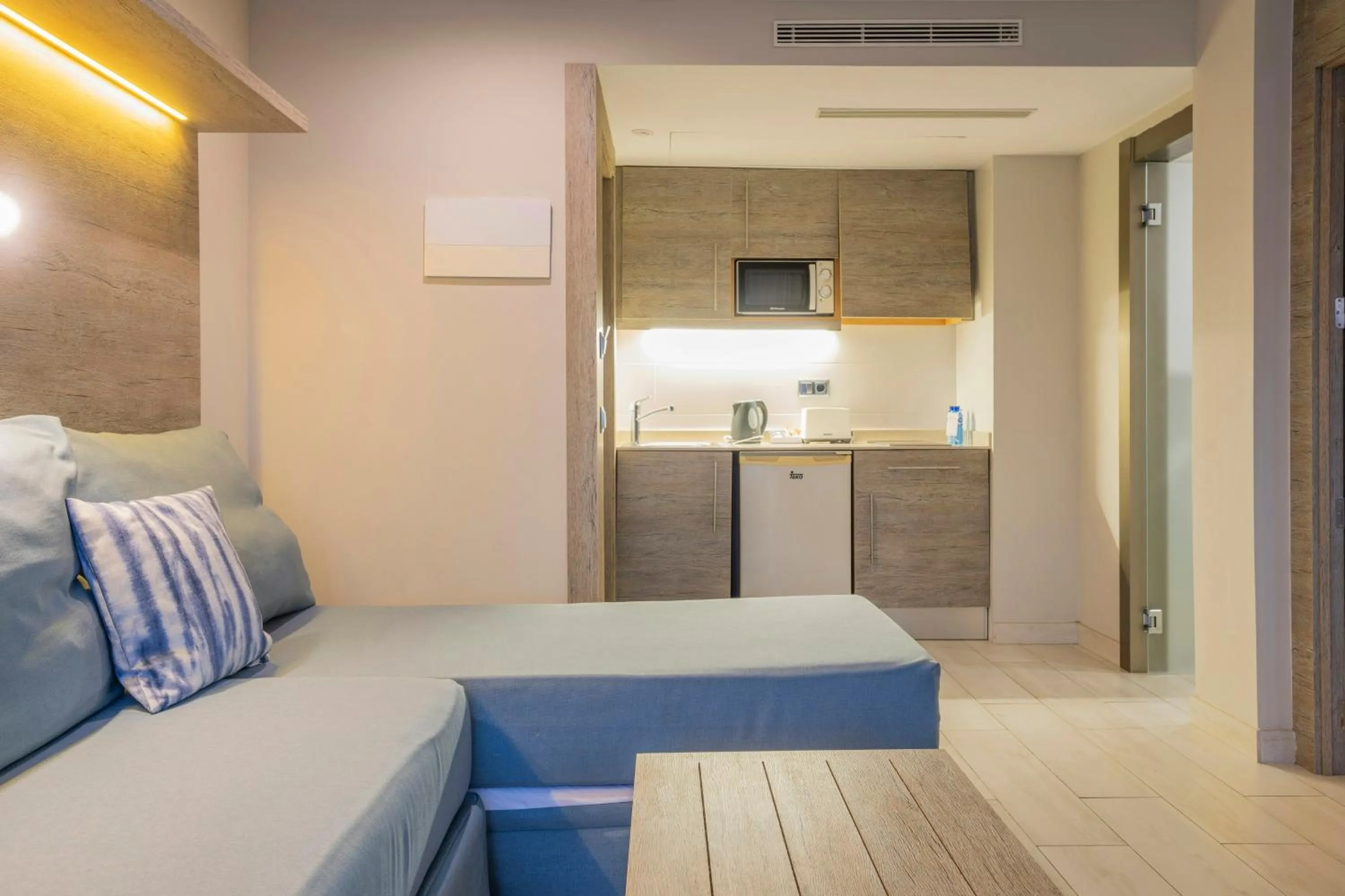 Kitchen or kitchenette, Bed in Leonardo Royal Hotel Mallorca Palmanova Bay