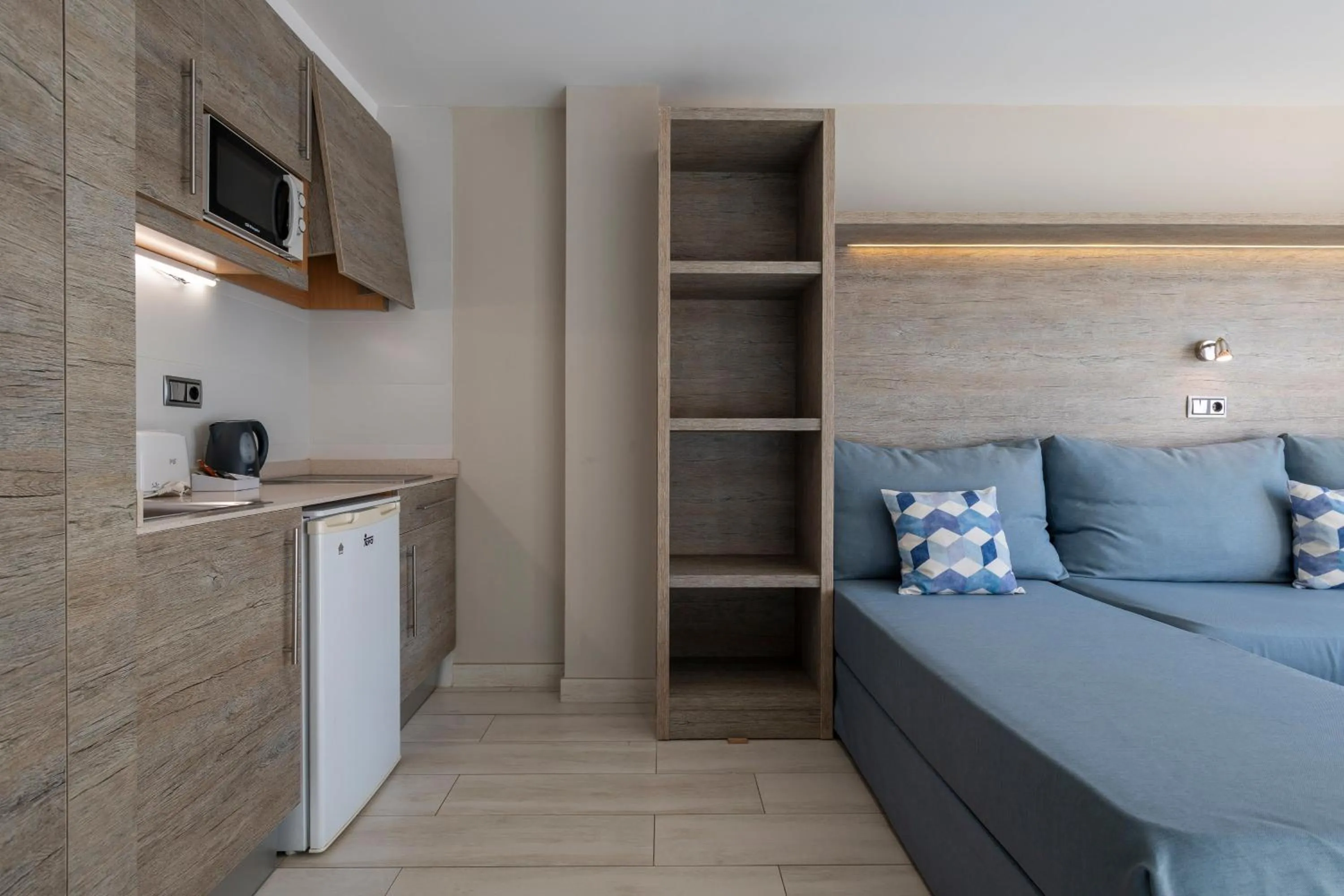 Kitchen or kitchenette, Bed in Leonardo Royal Hotel Mallorca Palmanova Bay