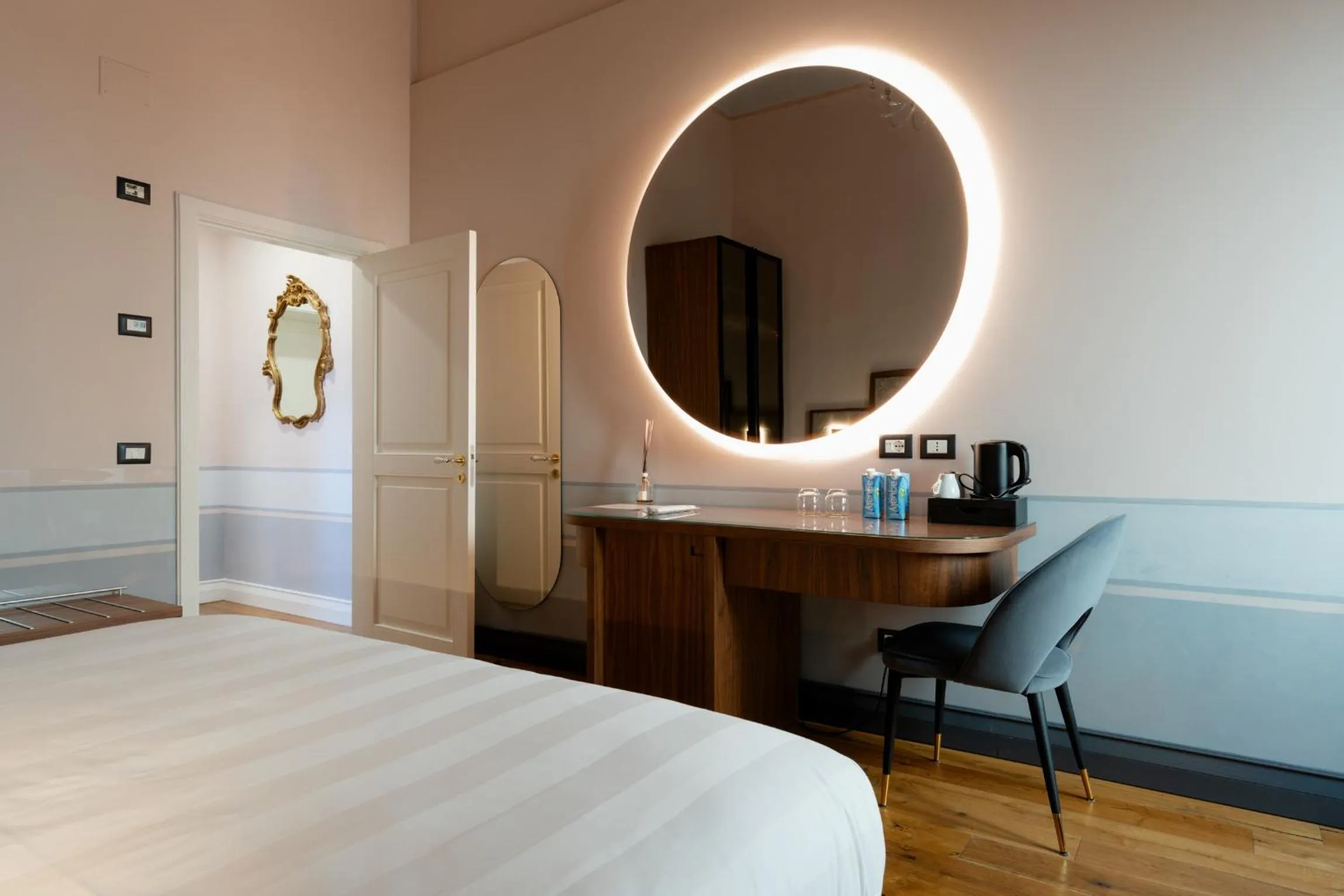 Bed in Lo Stemma Luxury Boutique Hotel