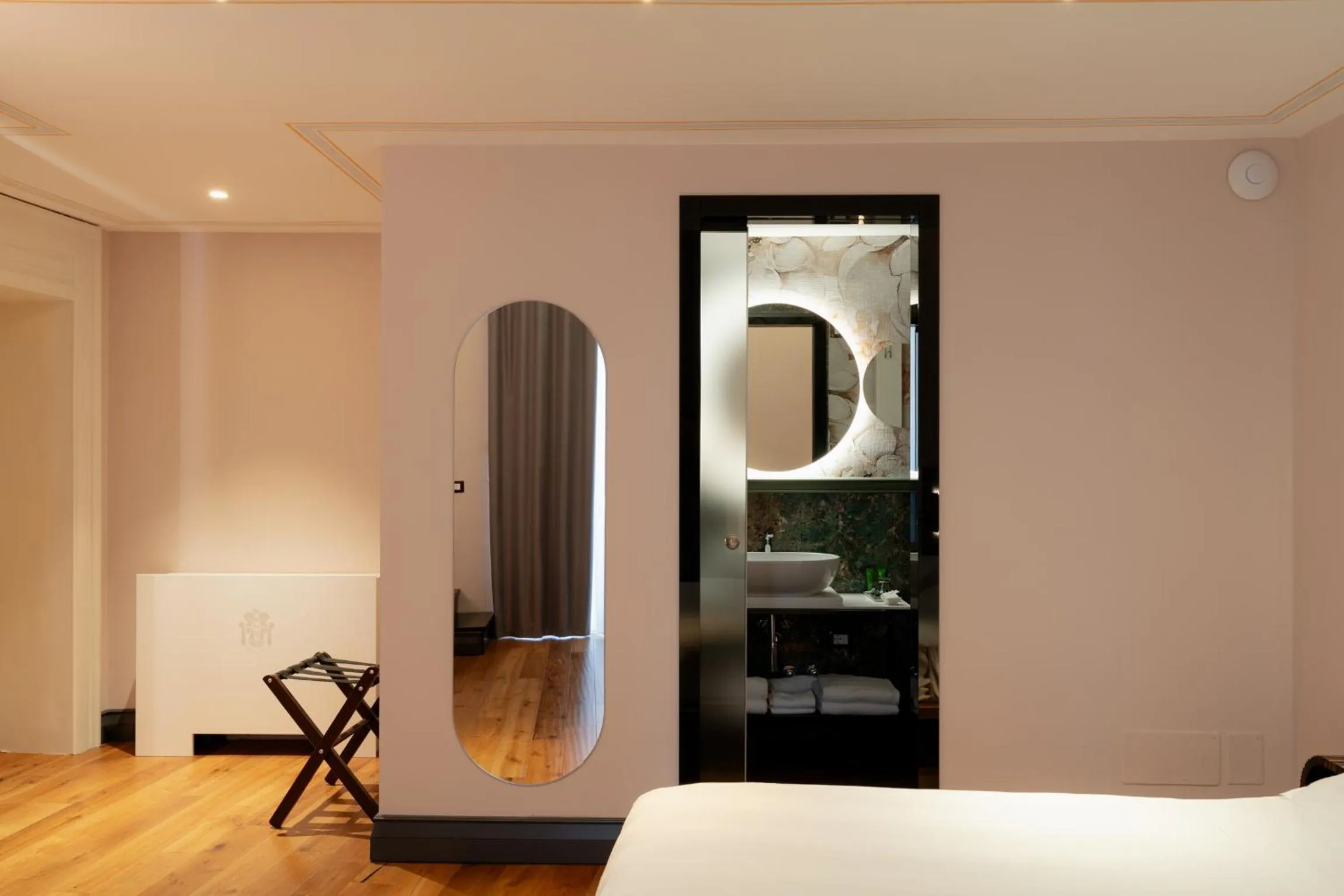 Bed in Lo Stemma Luxury Boutique Hotel