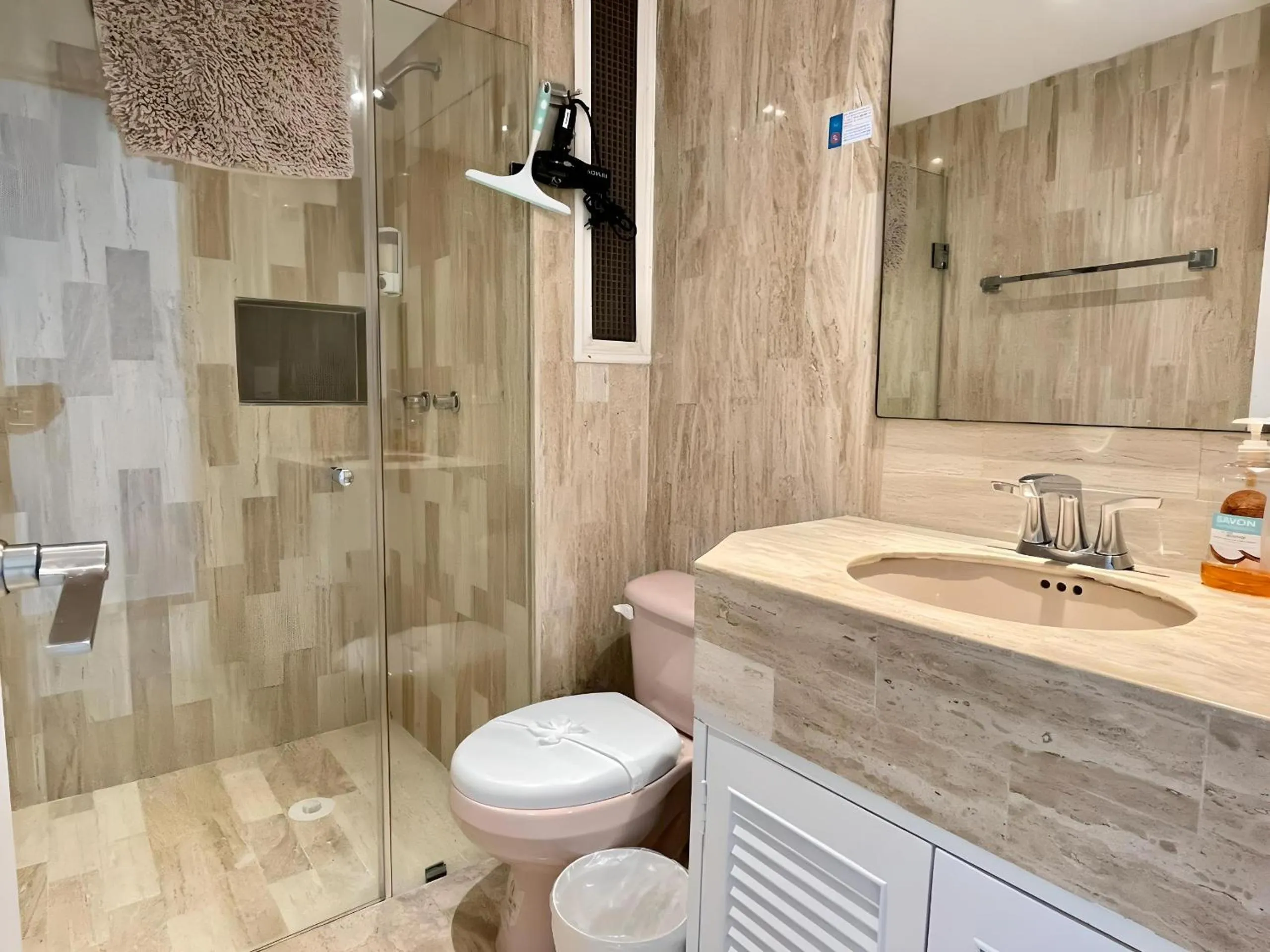 Bathroom in Hopelchen by Andiani Travel