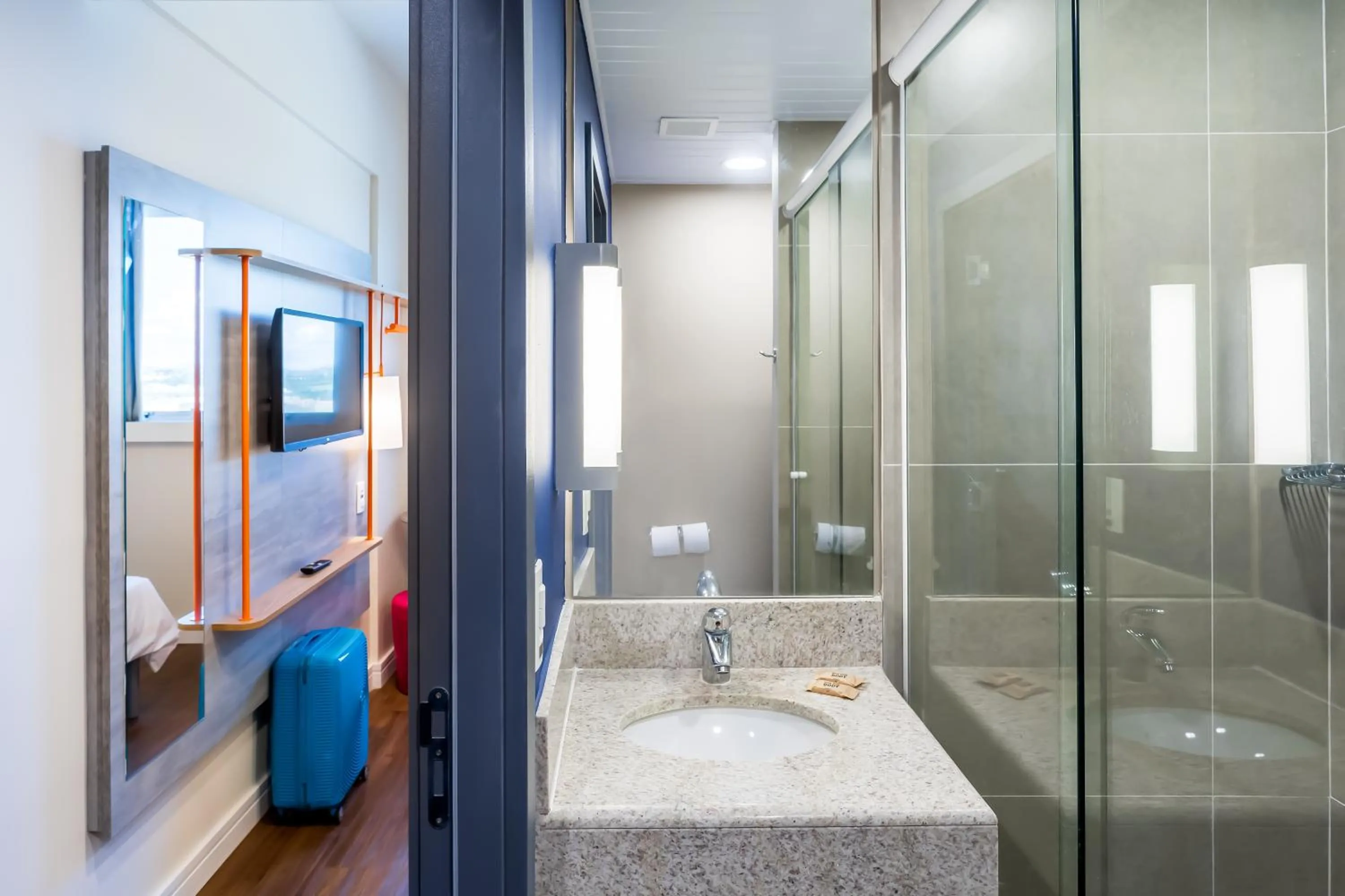 Bathroom in ibis budget Pindamonhangaba